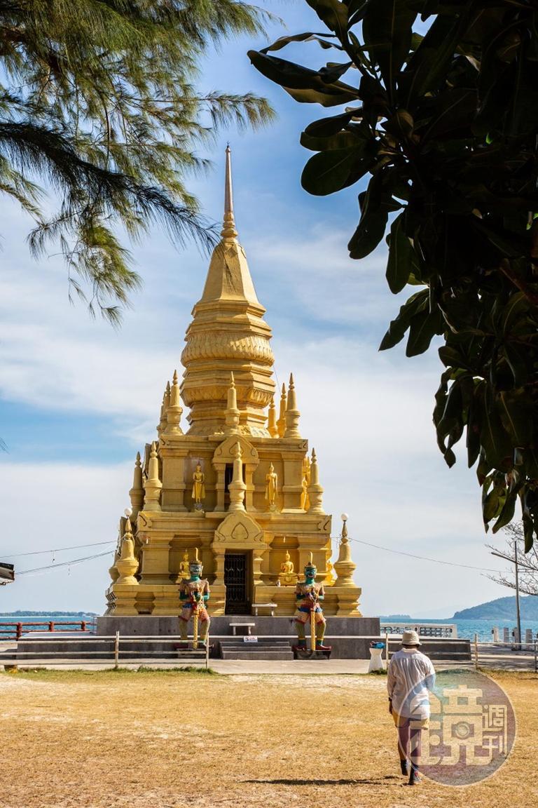 金黃色的寺廟Laem Sor Pagoda,是少見的臨海寺廟,有很美麗的濱海景觀。