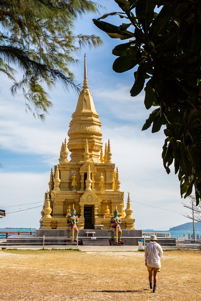 金黃色的寺廟Laem Sor Pagoda，是少見的臨海寺廟，有很美麗的濱海景觀。