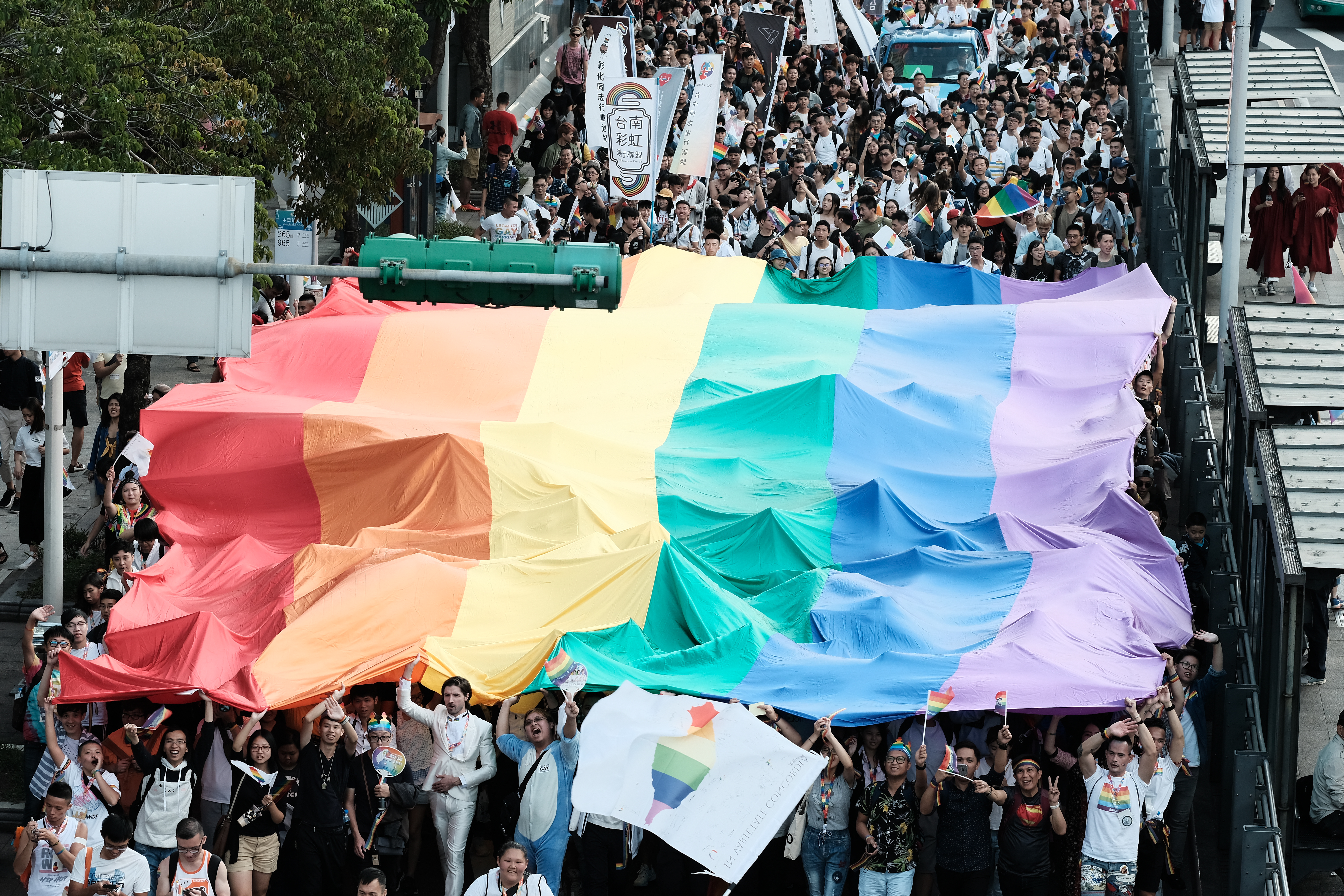 民進黨立委為保同婚專法明天能順利進議場表決，今輪班在議場外守候。圖為台灣同志大遊行。