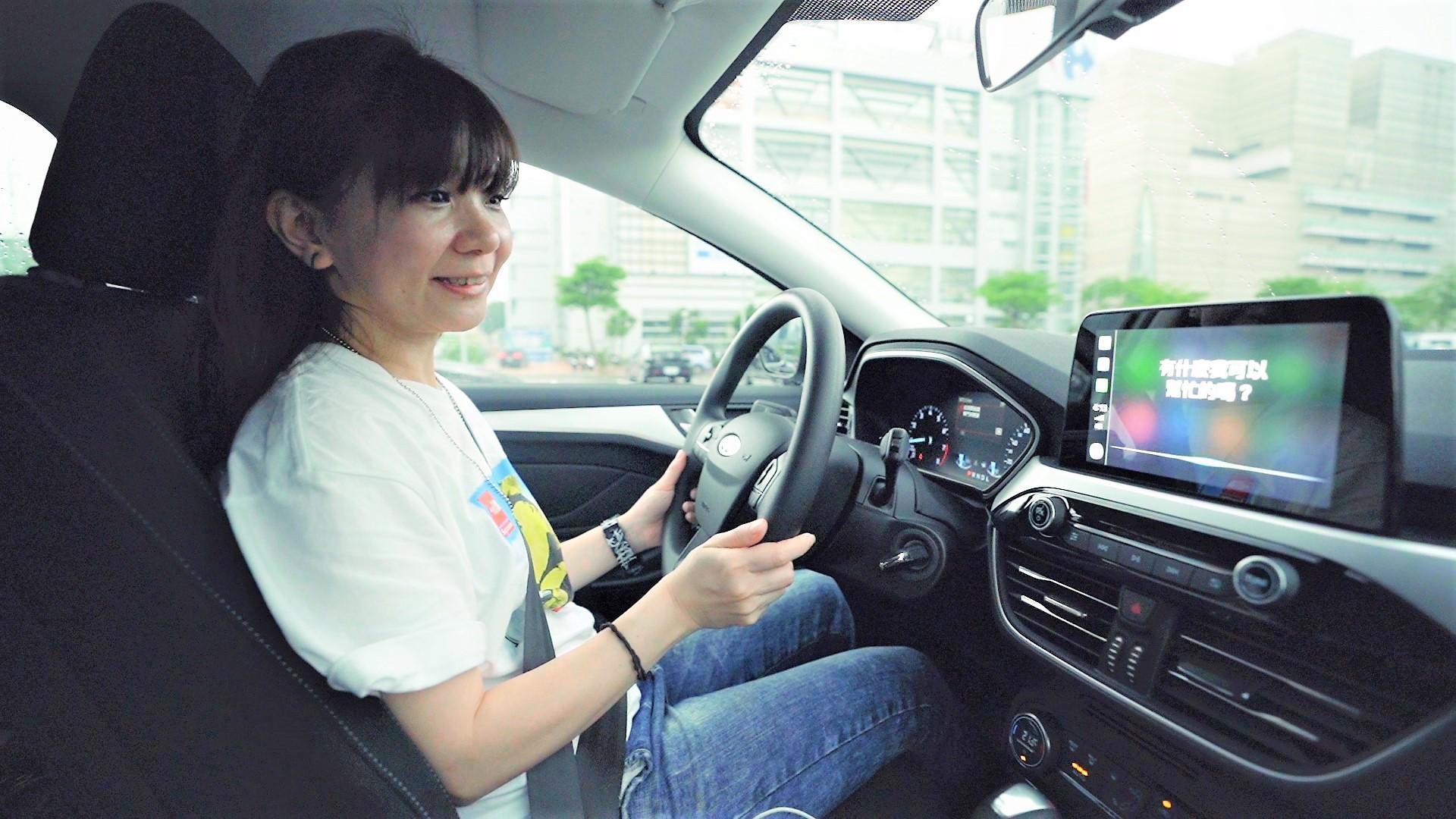 開車一定要聽音樂的布魯媽媽,有了Apple CarPlay™輕鬆播放,讓駕車充滿樂趣。
