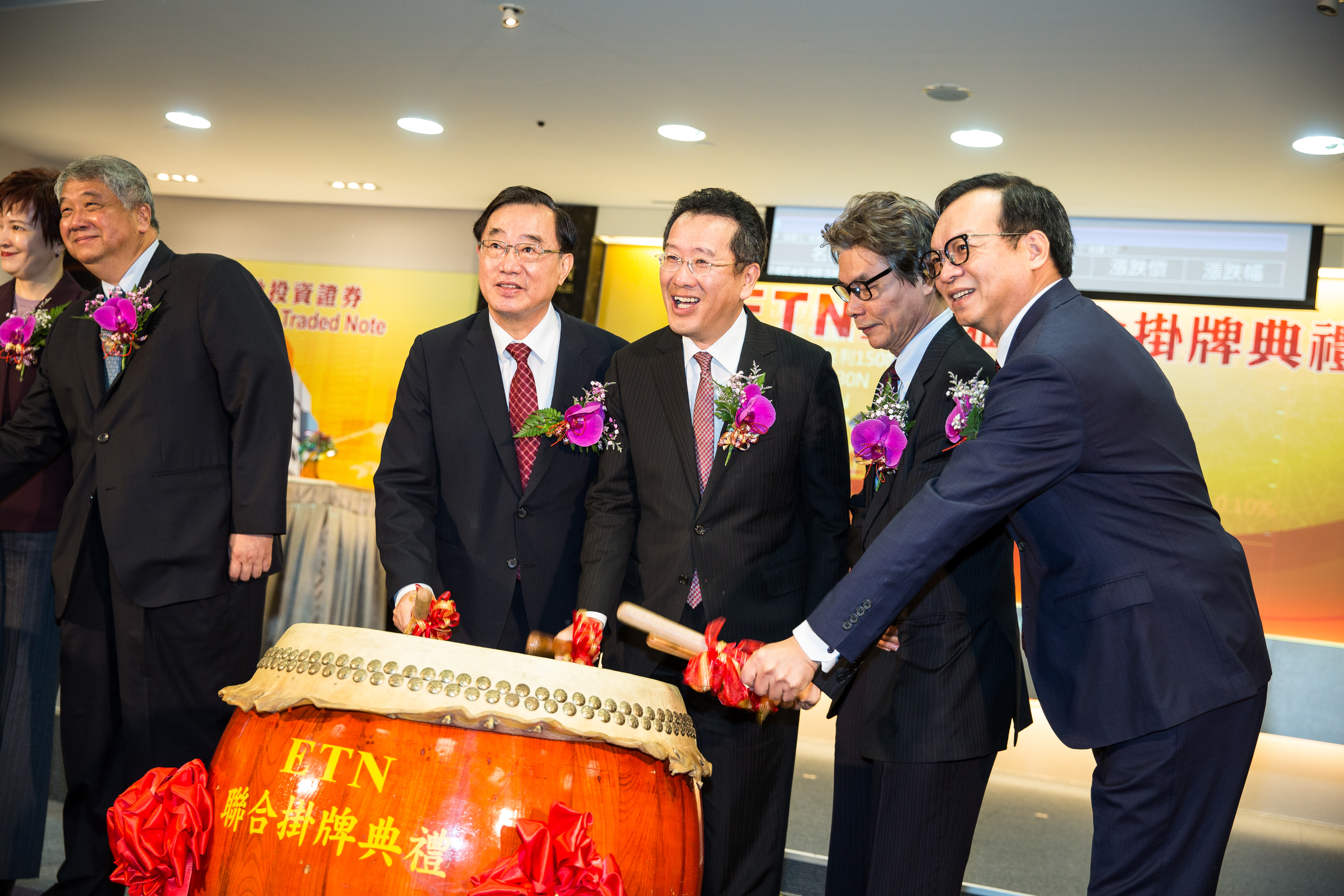 證交所與櫃買中心於4月30日合辦上市櫃ETN掛牌典禮，首批由9家券商推出10檔ETN商品。