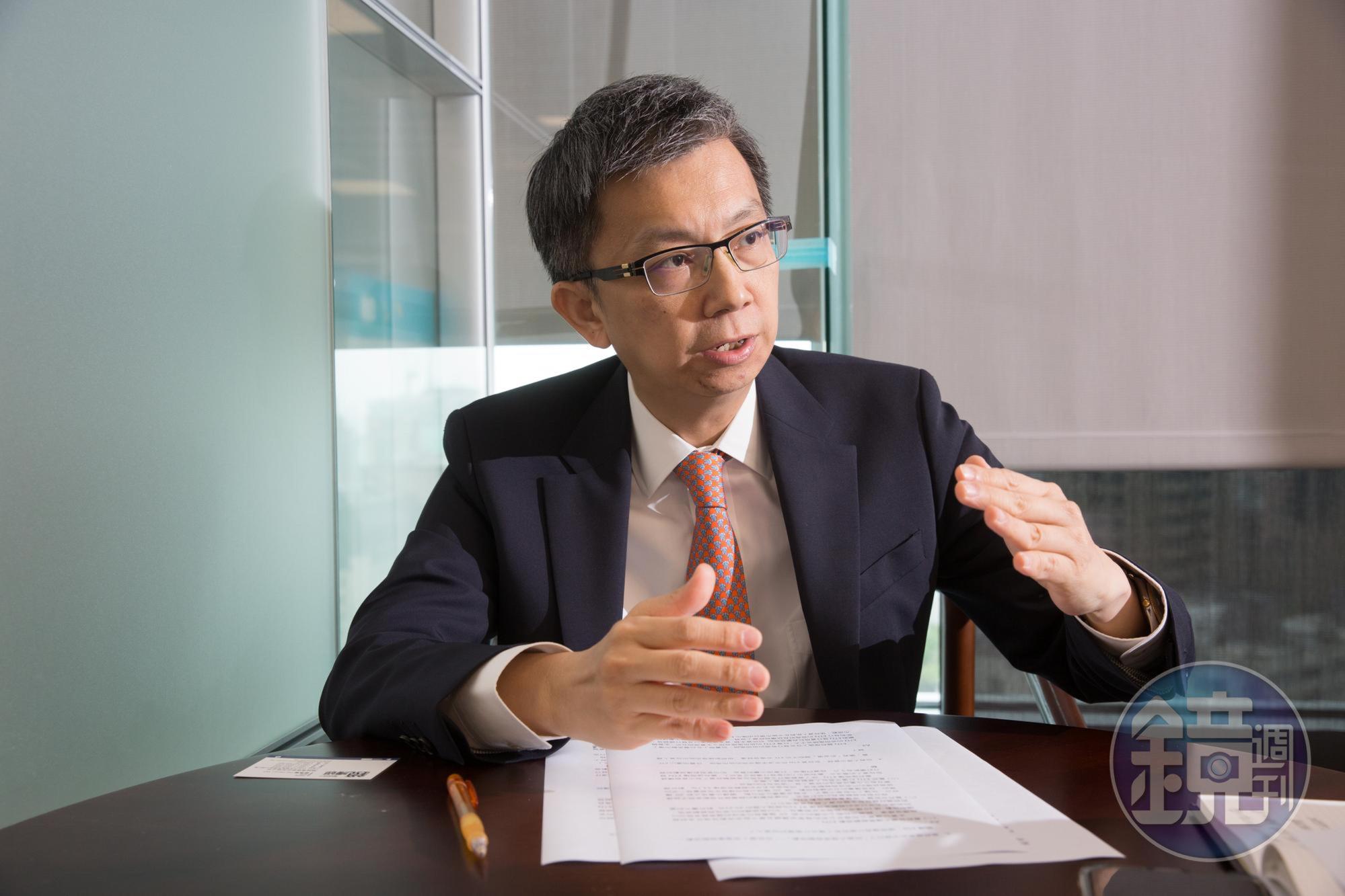 富邦證券資深副總吳仁傑建議，投資人在選擇ETN時，須仔細檢視公開說明書中的的發行條件。