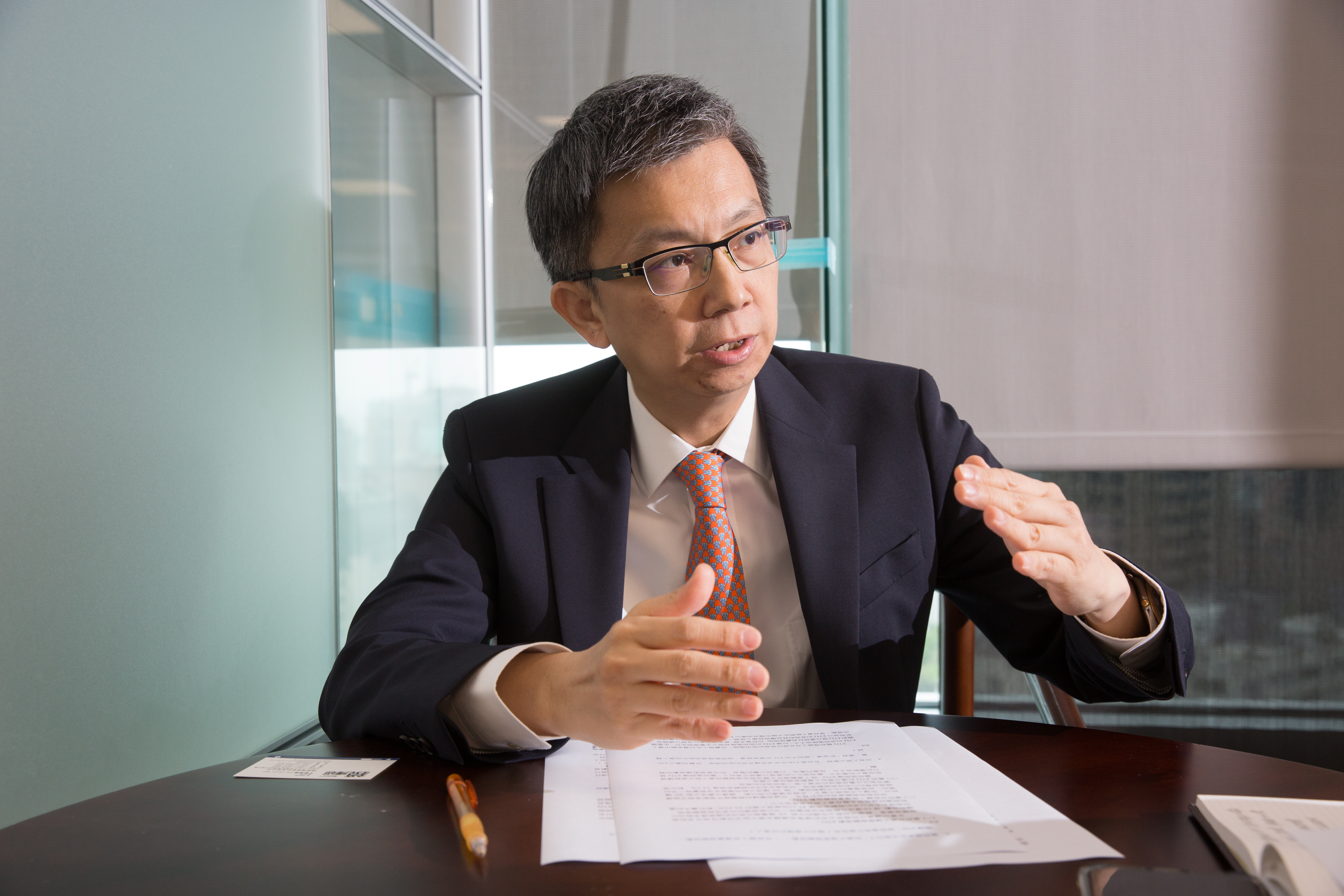 富邦證券資深副總吳仁傑建議，投資人在選擇ETN時，須仔細檢視公開說明書中的的發行條件。