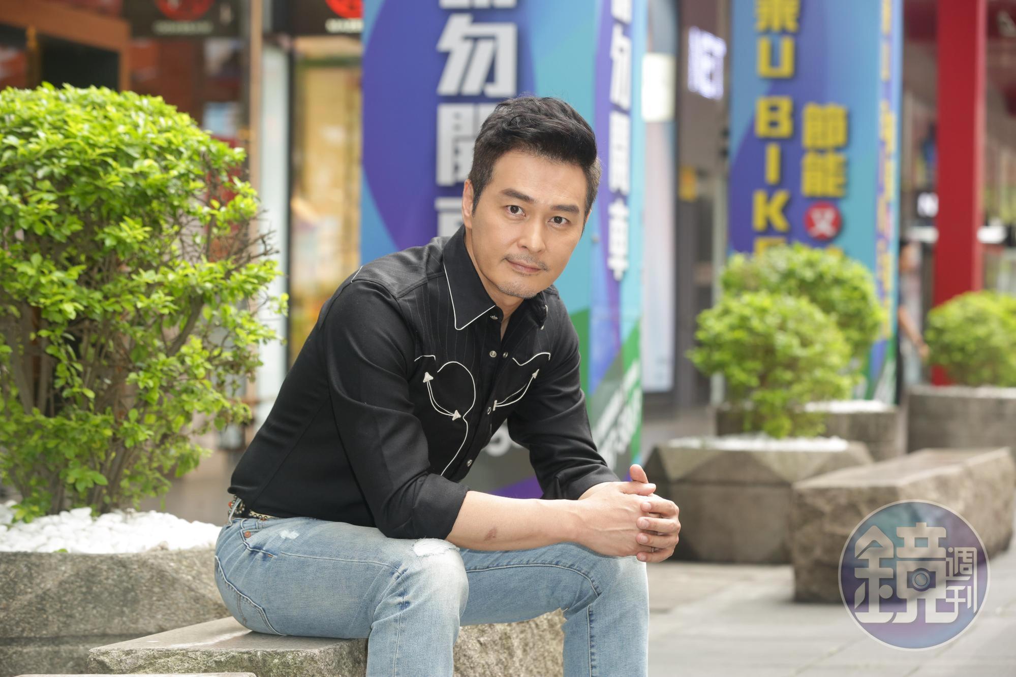 有2個兒子的連凱，因為拍戲不常見到小孩，因此在家都扮演白臉好爸爸，兒子常黏著他玩。