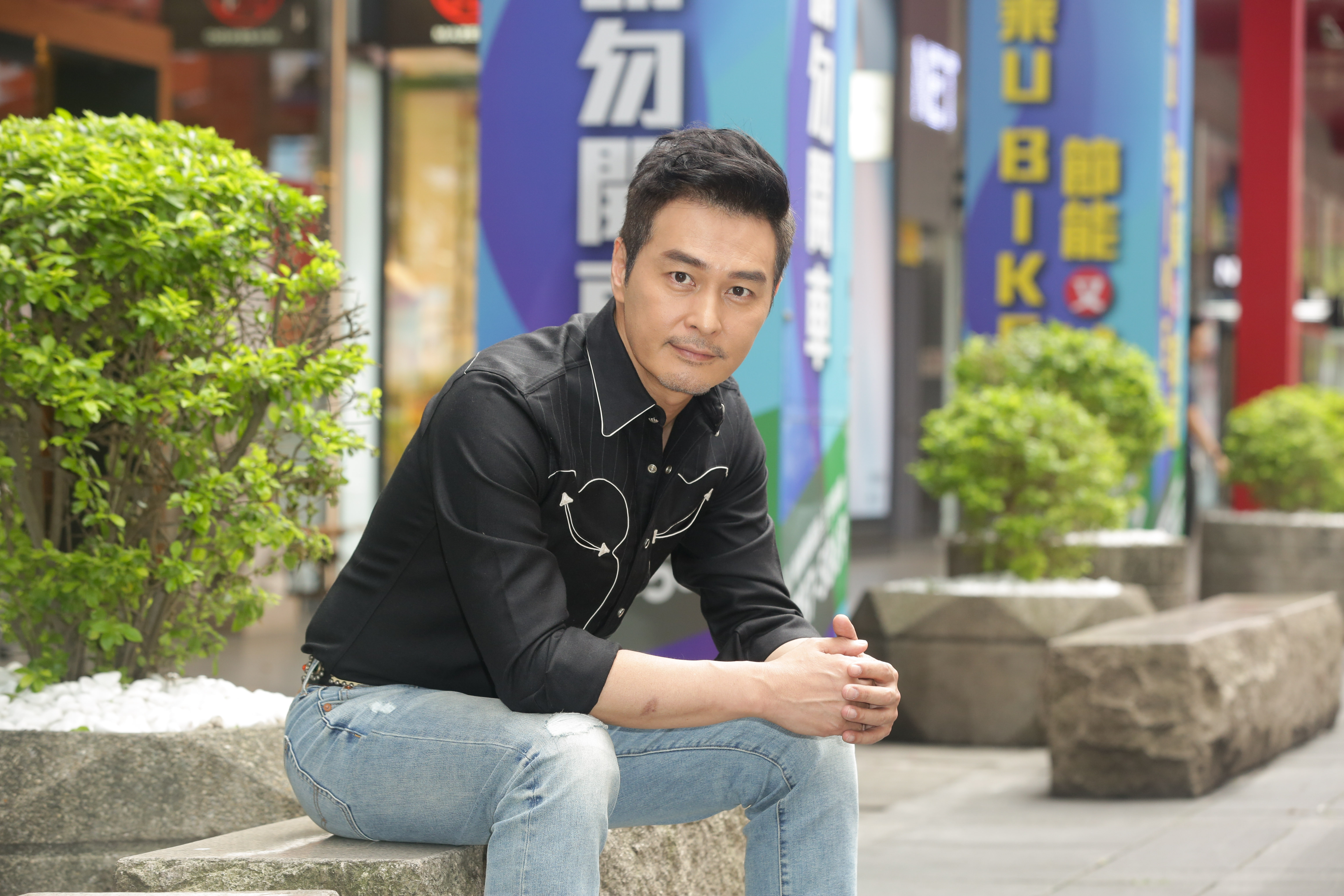 有2個兒子的連凱，因為拍戲不常見到小孩，因此在家都扮演白臉好爸爸，兒子常黏著他玩。