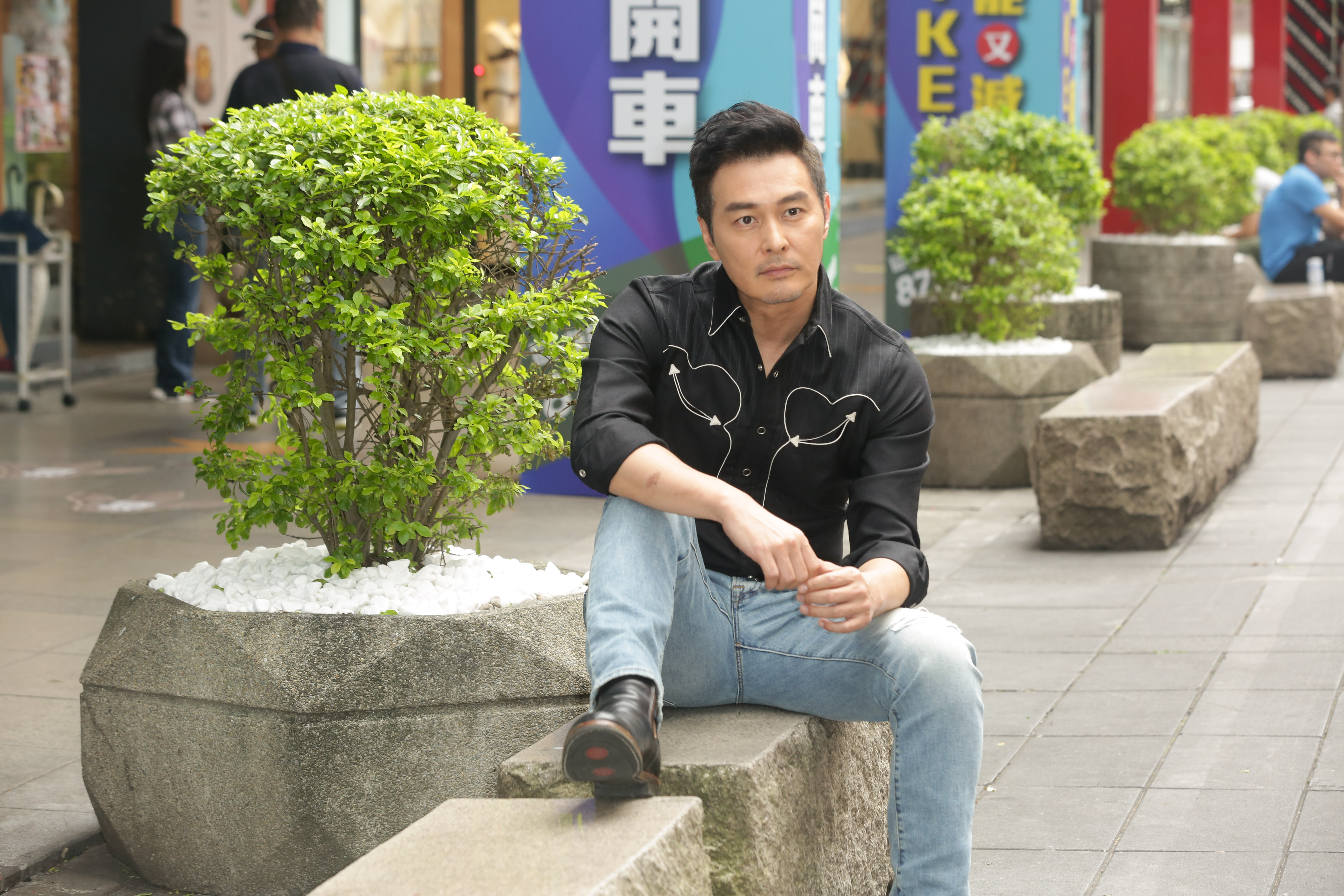  與一群20來歲的年輕演員演戲，連凱笑說自覺還很年輕，和他們差不多，自己一下接受不過來已是「資深前輩」。