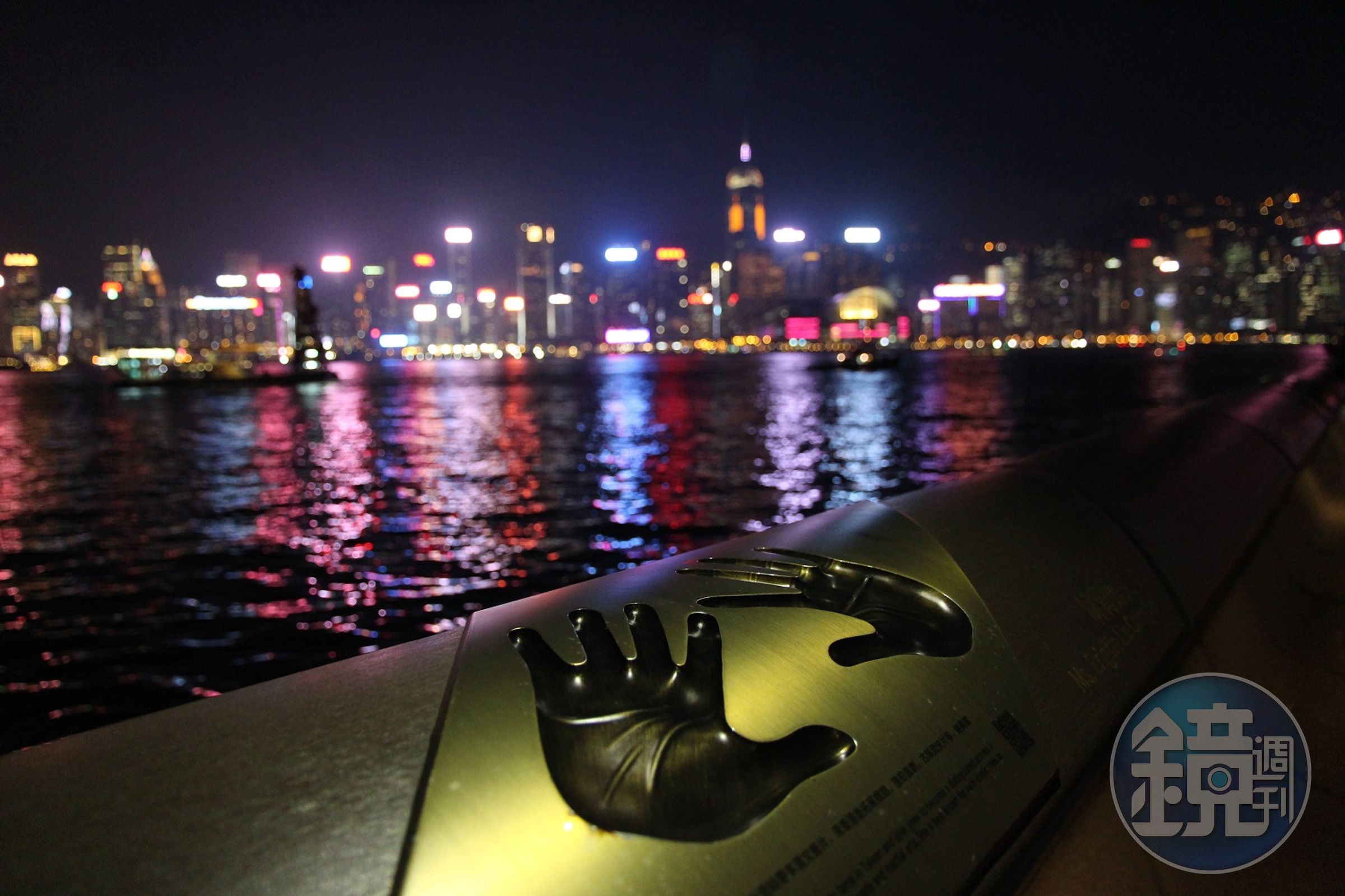 如今香港星光大道的手印改在扶手上，比較方便觀賞。