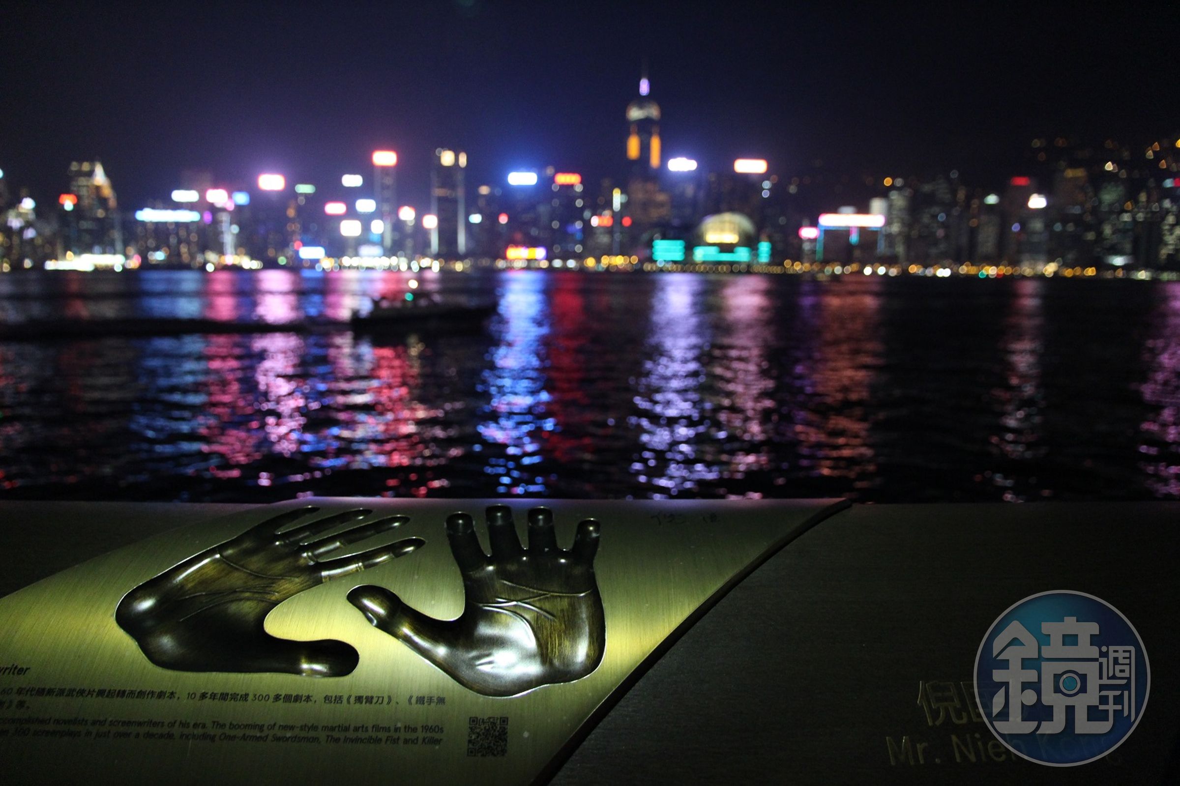 手印可以清楚看見掌紋，觀賞時也能一同欣賞夜景。
