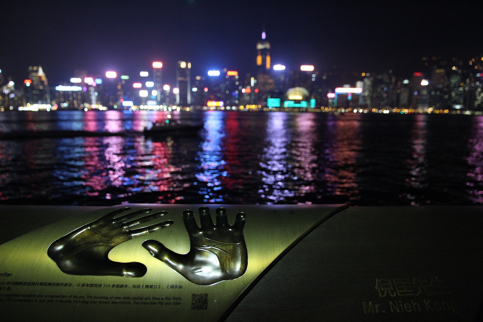 手印可以清楚看見掌紋，觀賞時也能一同欣賞夜景。