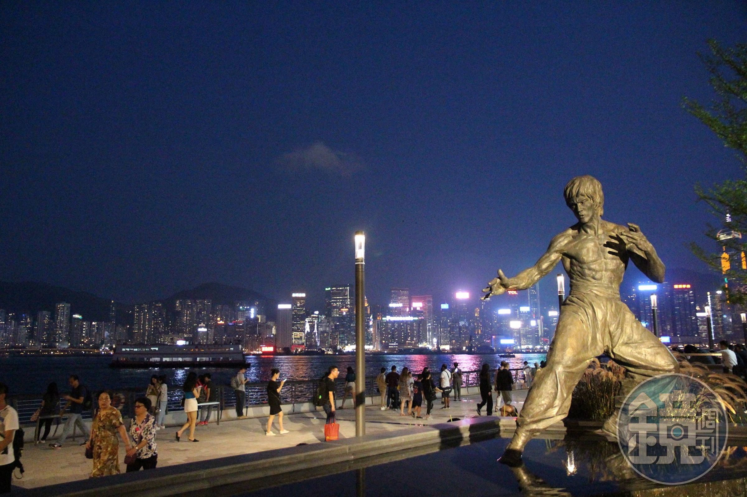 手印可以清楚看見掌紋，觀賞時也能一同欣賞夜景。