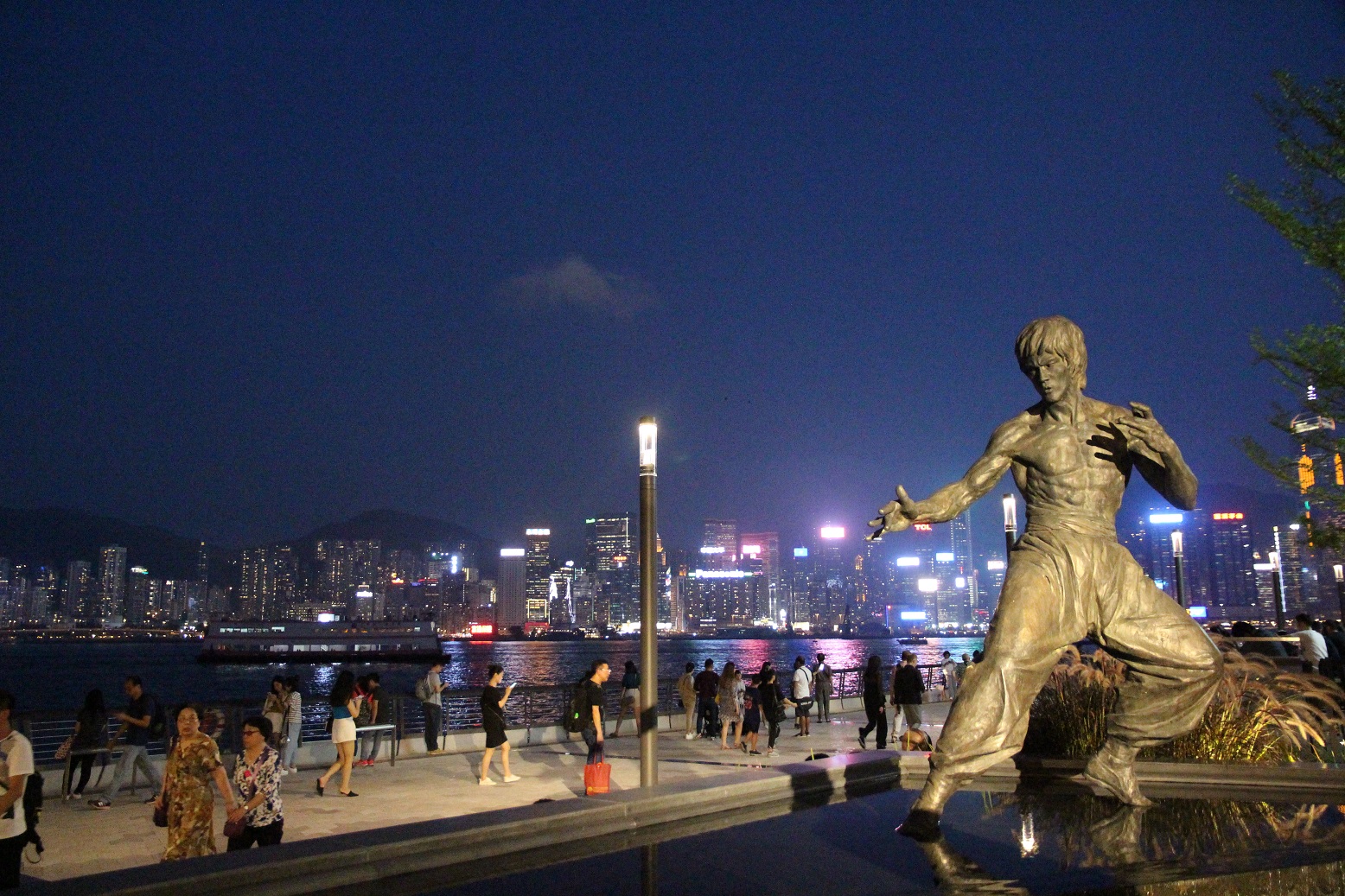 手印可以清楚看見掌紋，觀賞時也能一同欣賞夜景。