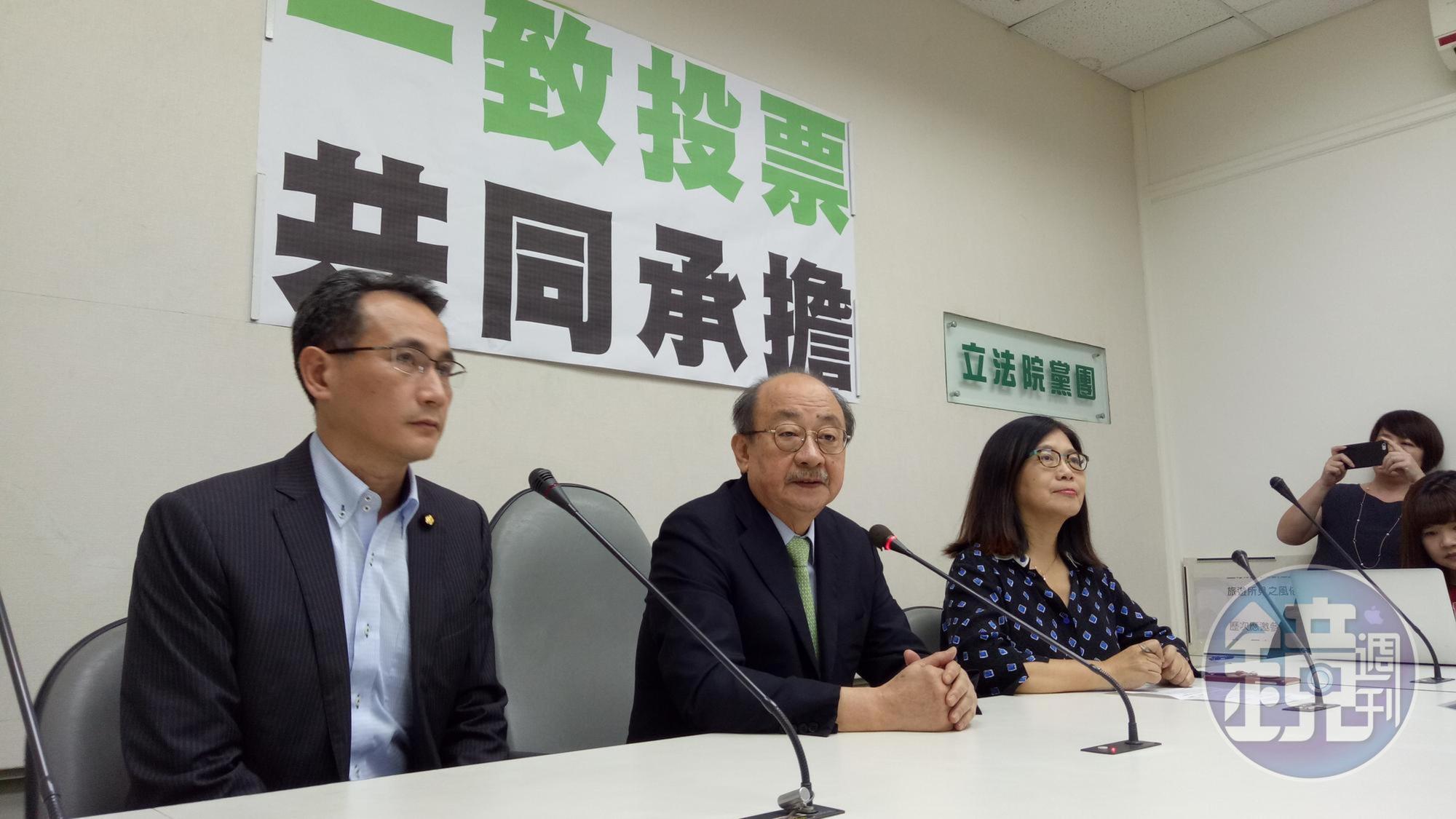 民進黨團總召柯建銘(中)與幹事長管碧玲、書記長鄭運鵬開記者會說明同婚專法討論結果。