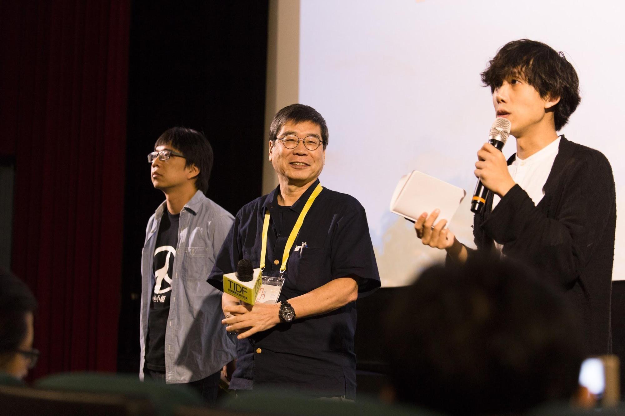 應台灣國際紀錄片影展之邀，導演原一男（中）來台與觀眾分享拍片心得，左為策展人林木材。　（TIDF提供）