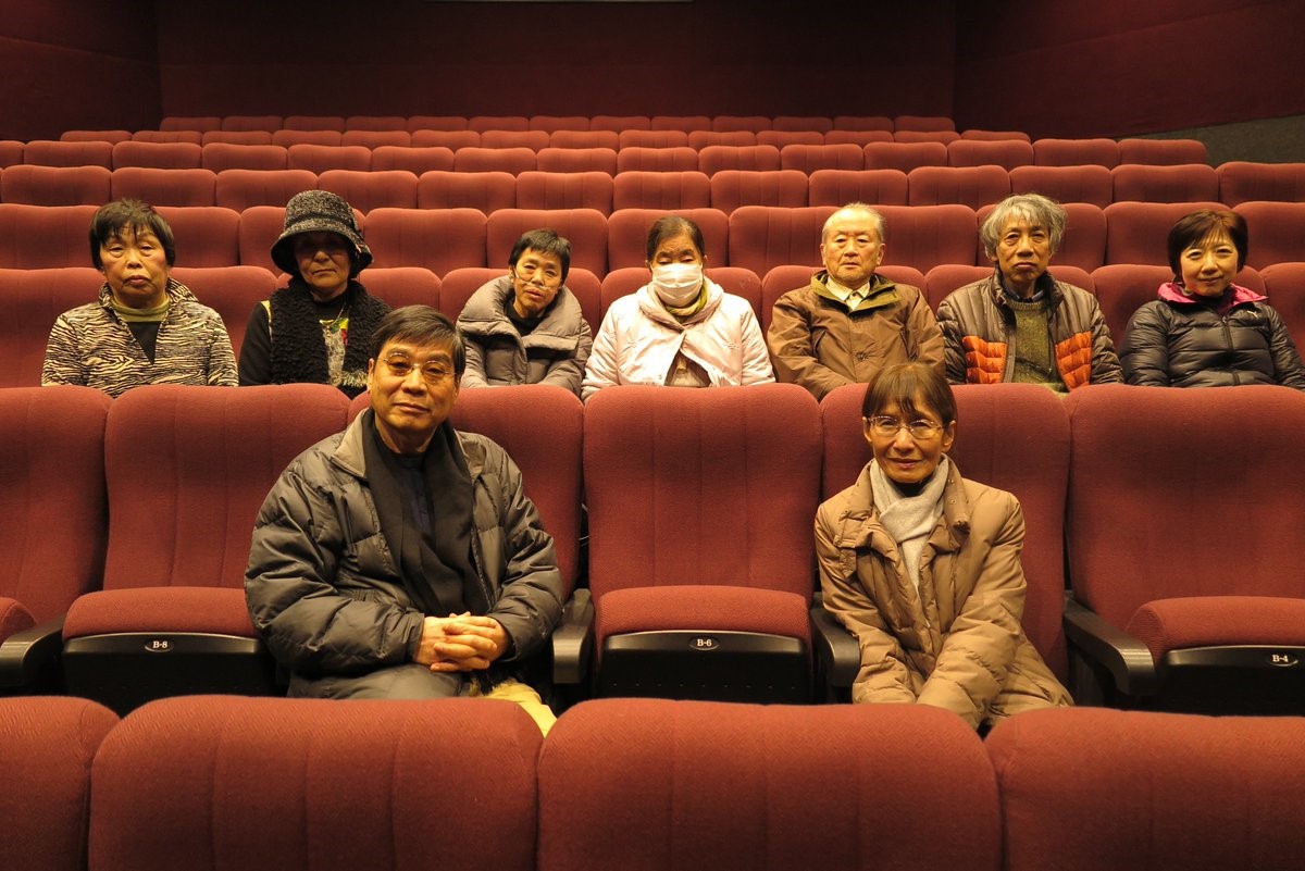 原一男（前排左）與小林佐智子（前排右）與泉南石綿村公害受害者出席《日本國VS泉南石綿村》映後活動。　（翻攝自原一男twitter）