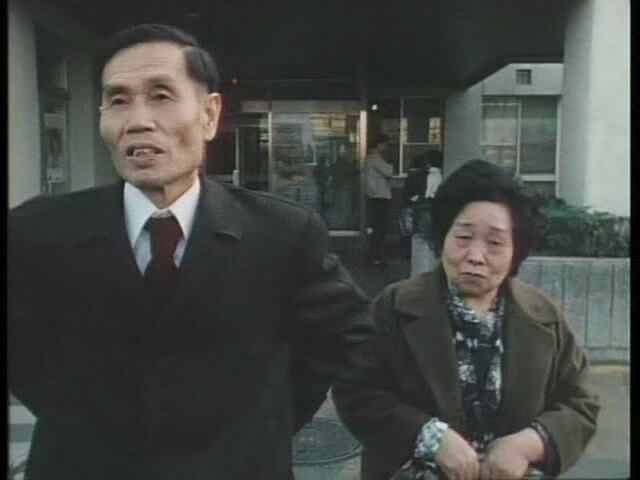 拍《怒祭戰友魂》時,影片主人翁奧崎謙三(左)協助導演原一男籌錢。(TIDF提供)