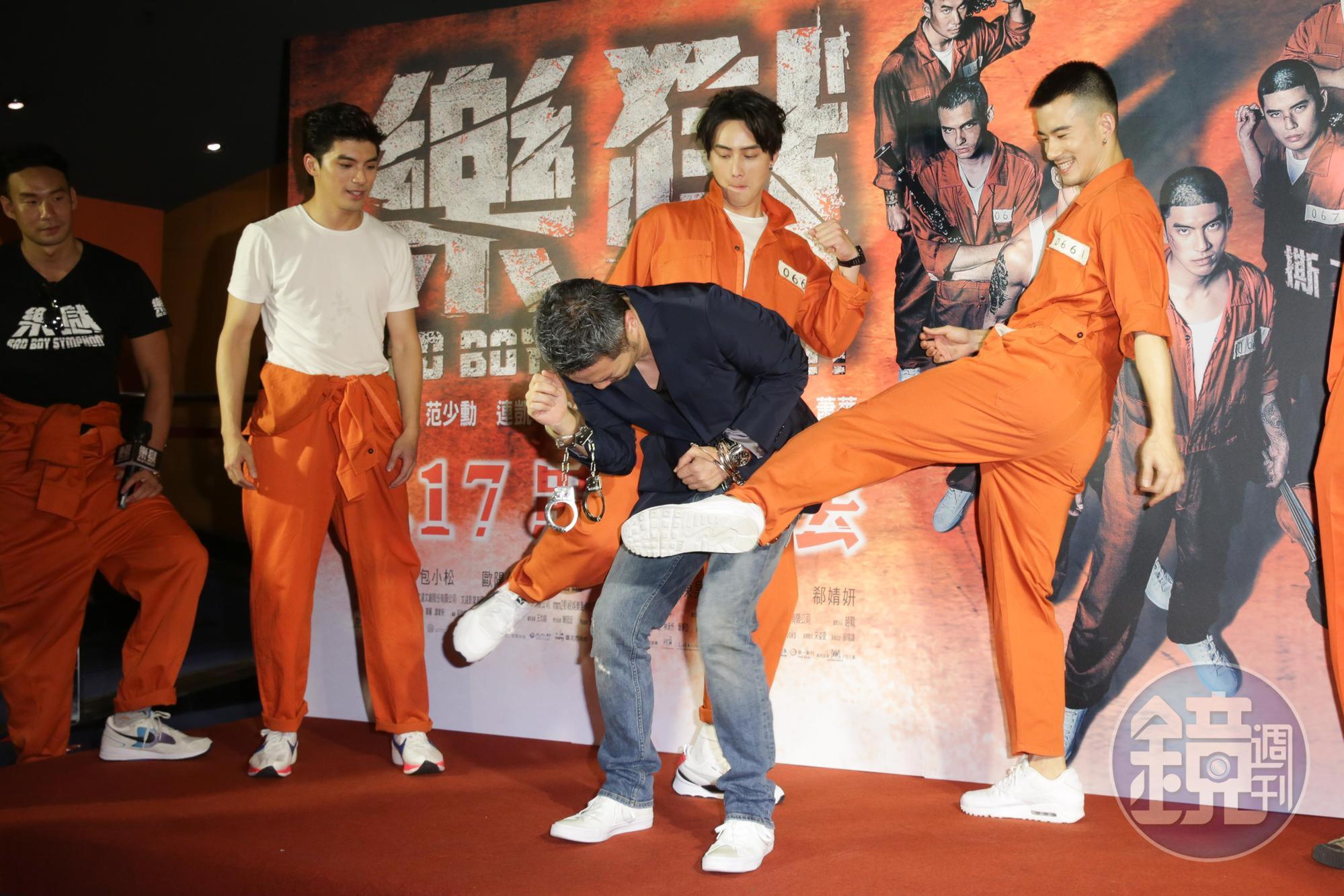 《樂獄》首映會上，眾演員終於可以報復導演孫啟明之前對他們施行的「暴政」，集體踹他洩憤。