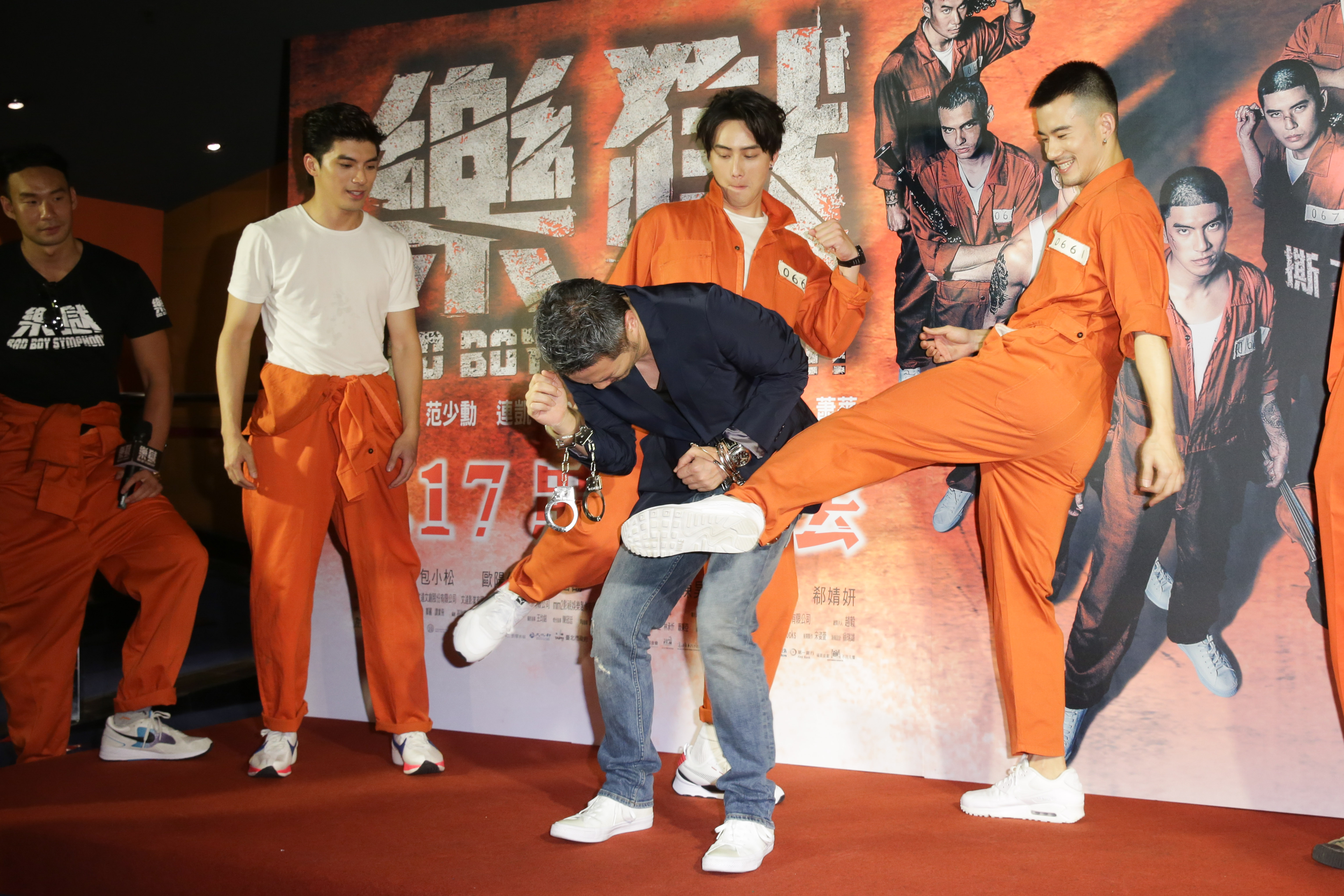 《樂獄》首映會上，眾演員終於可以報復導演孫啟明之前對他們施行的「暴政」，集體踹他洩憤。