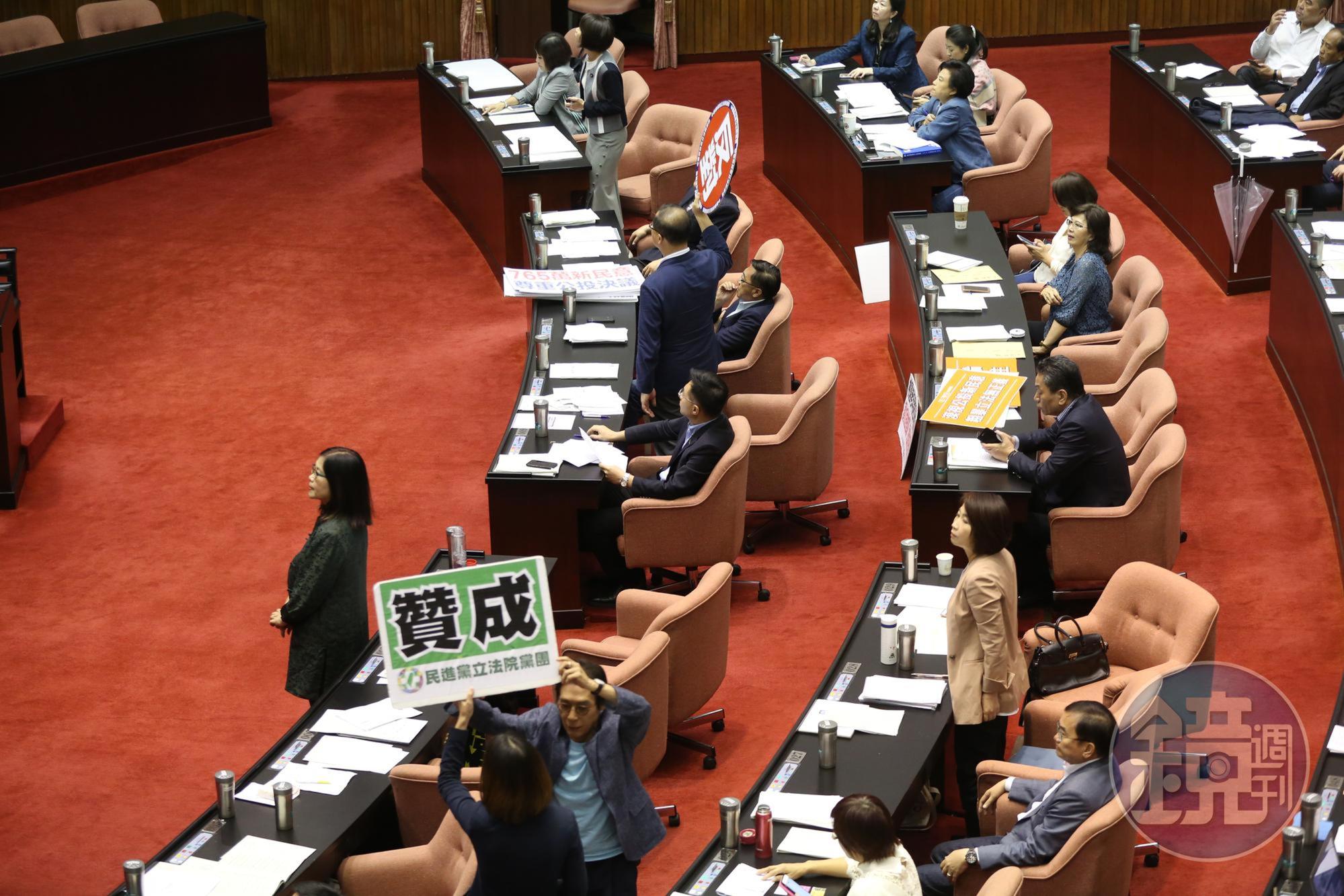 政院版「司法院釋字第748號解釋施行法」獲得過半數的68位立委贊成通過。