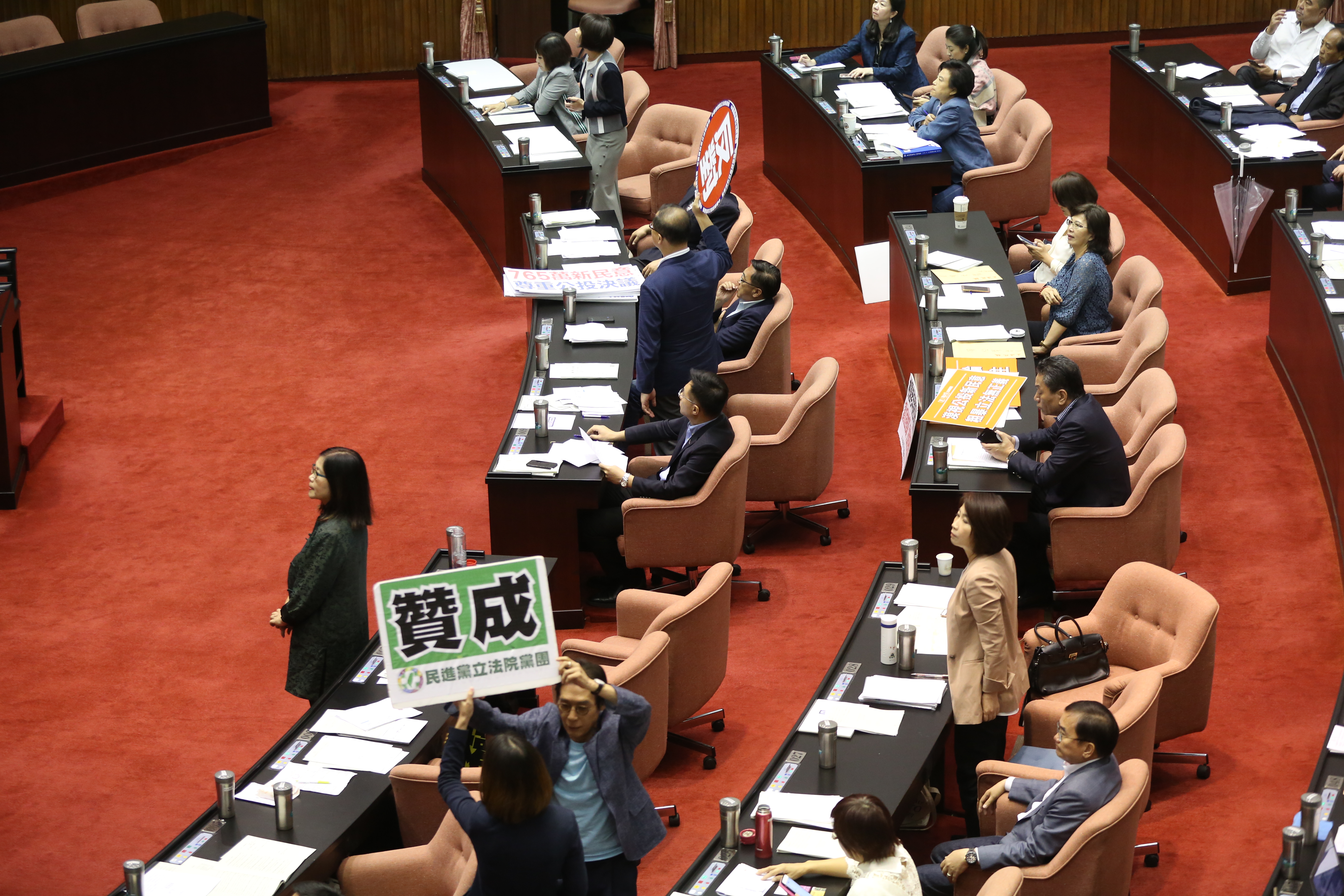 政院版「司法院釋字第748號解釋施行法」獲得過半數的68位立委贊成通過。