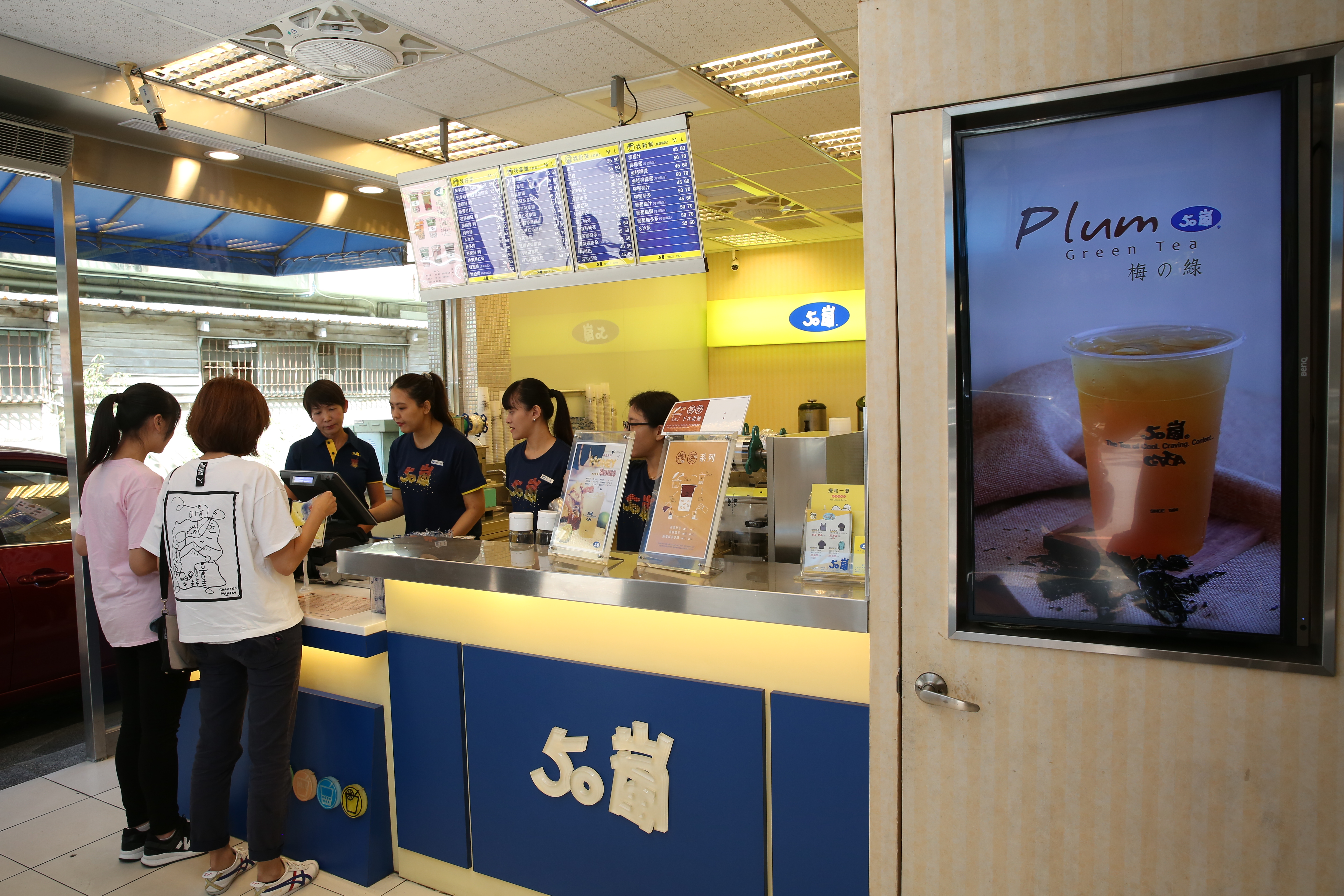 近日傳出高雄50嵐店家貼出公告表示，將於6月1日起調漲價格。圖為50嵐台中創始店。