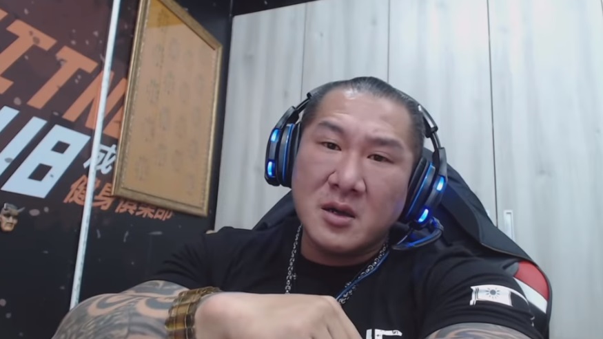 館長昨（16日）開直播反駁苦苓「收50萬」指控，說到激動處還委屈落淚。（翻攝自寶寶愛館長YouTube頻道）