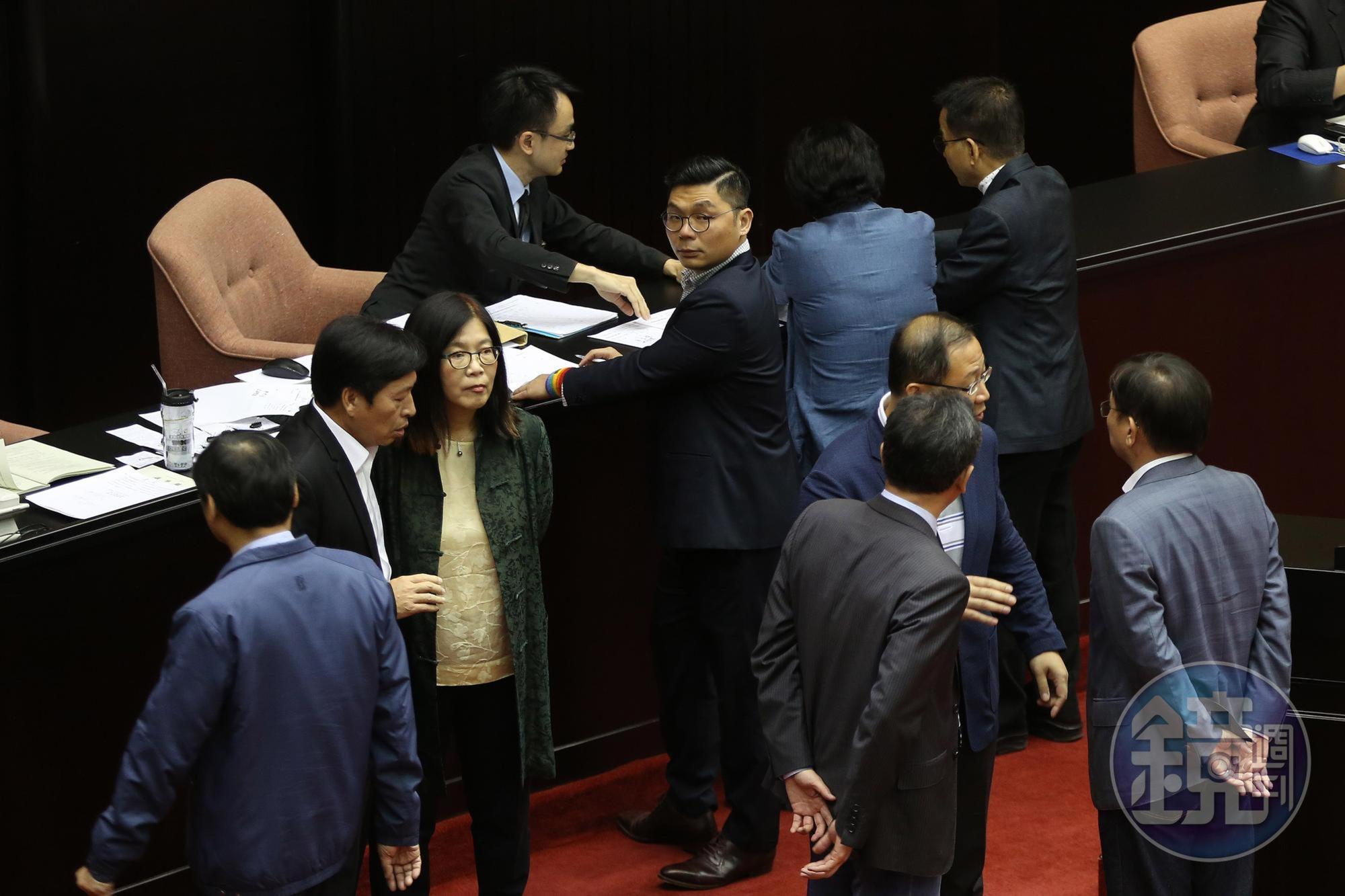 在同婚專法進行逐條表決時，除國民黨立委許毓仁支持政院版外，另有蔣萬安等6名國民黨立委也支持政院版。