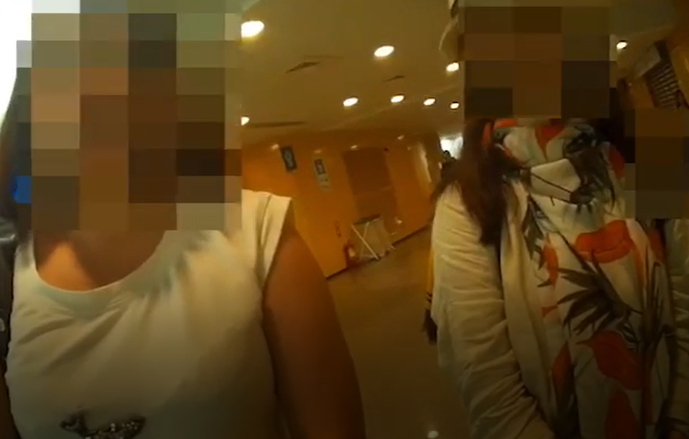 周姓女子（左）曾當選北市模範媽媽，竟與其他觀眾大打出手。（警方提供）