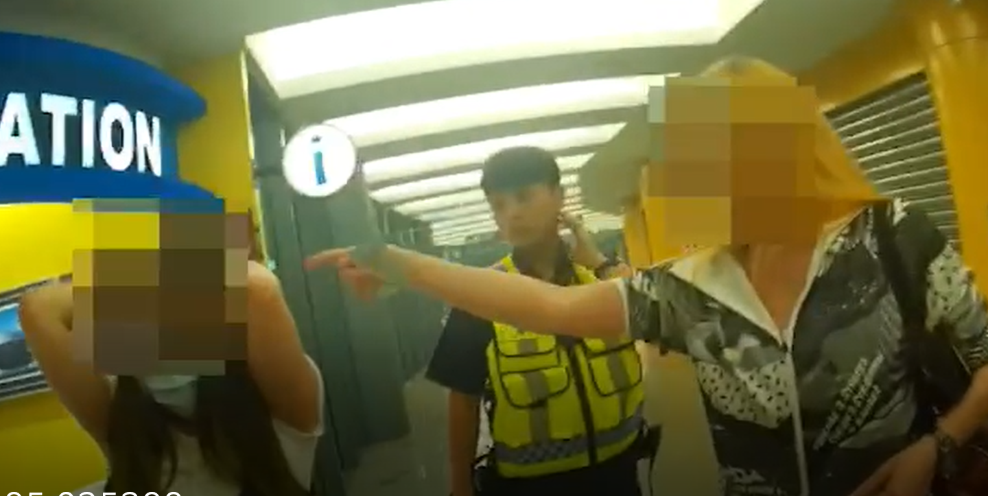 揮舞手機燈的郝姓母女怒控遭施暴，直言要提告周女傷害。（警方提供）