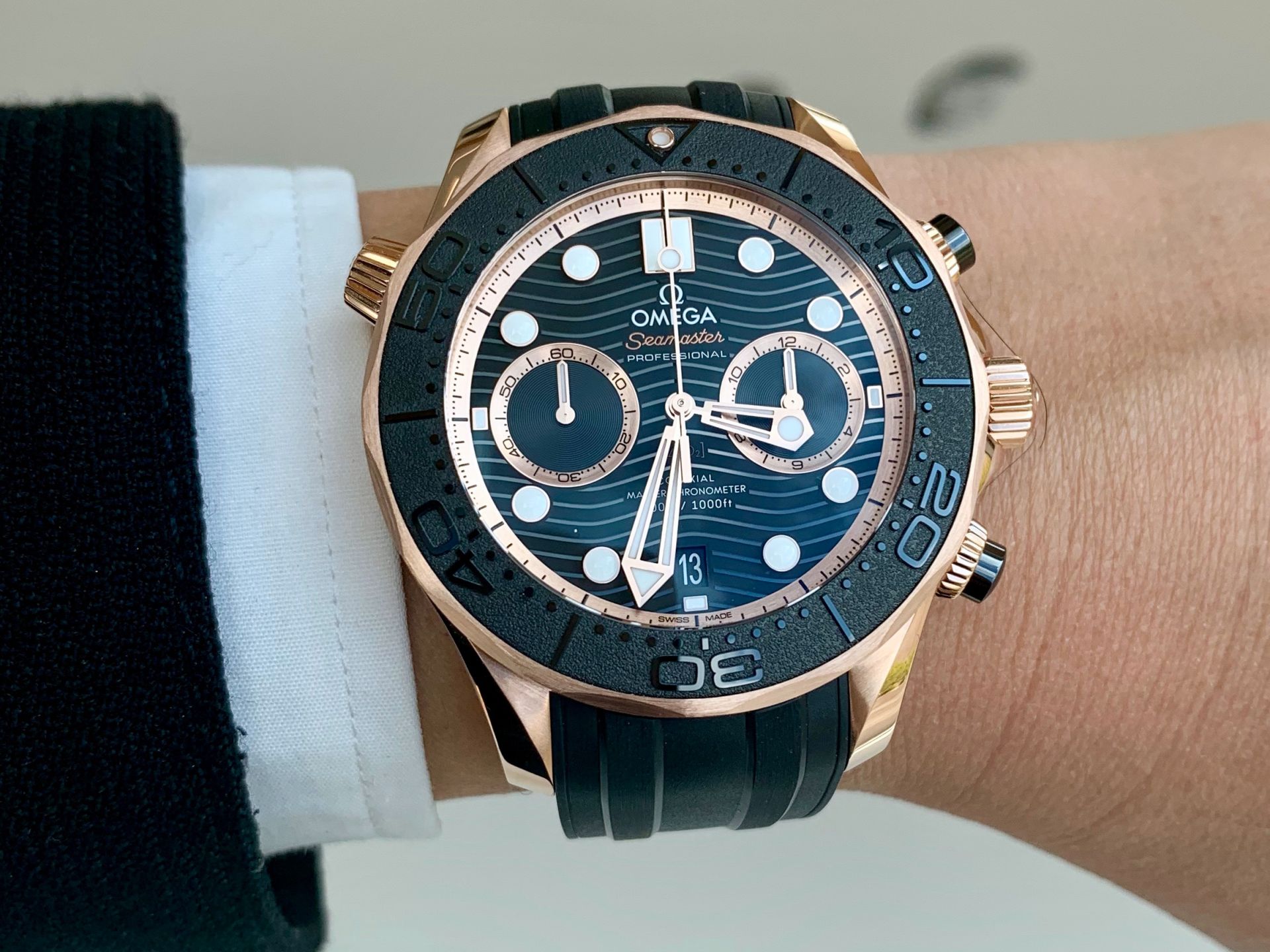 歐米茄在SWATCH集團的Time To Move錶展上發表2019最新作品。圖為海馬系列潛水300米Sedna金大師天文台計時腕錶，建議售價NT$848,000。