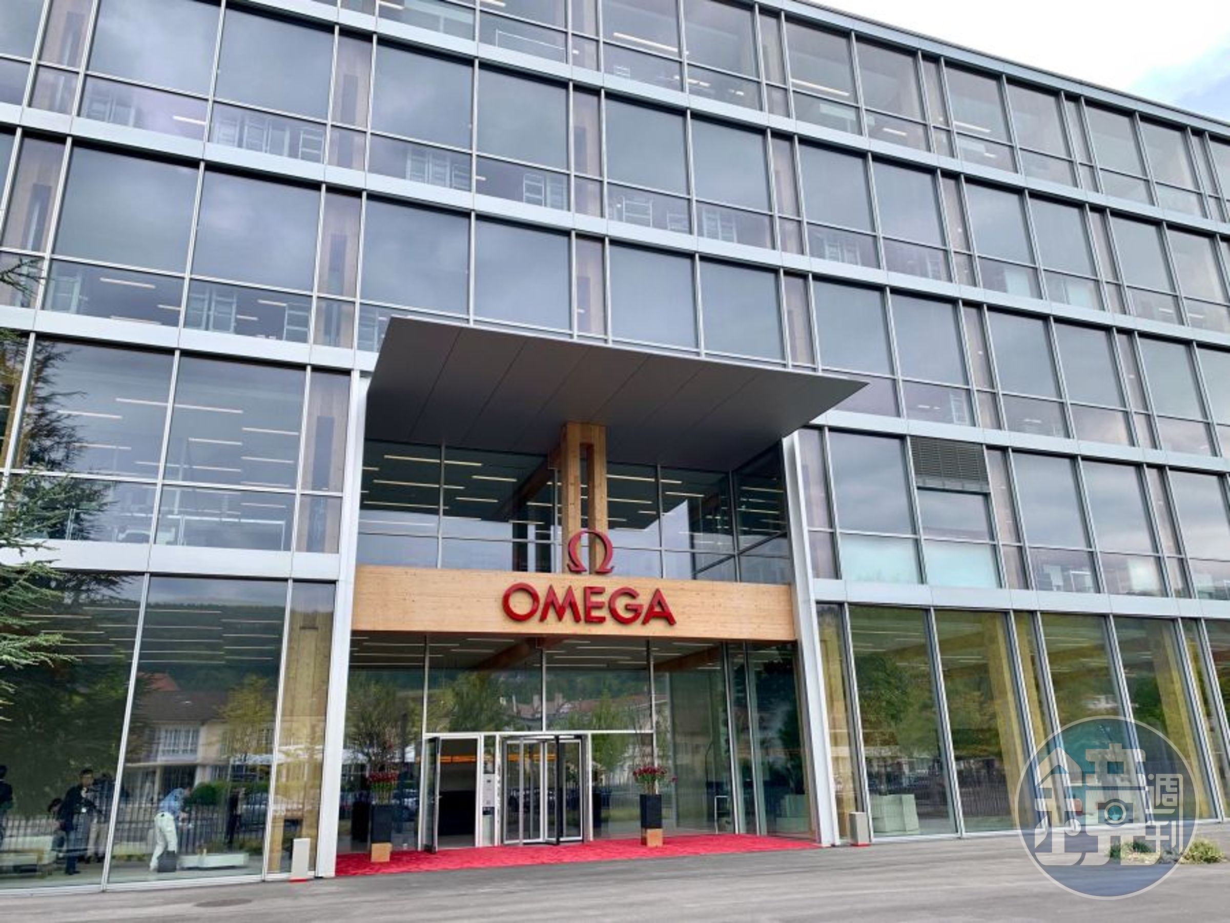 歐米茄在其由日本建築大師坂茂設計的全新錶廠的大廳內，舉行2019年新品發表會。