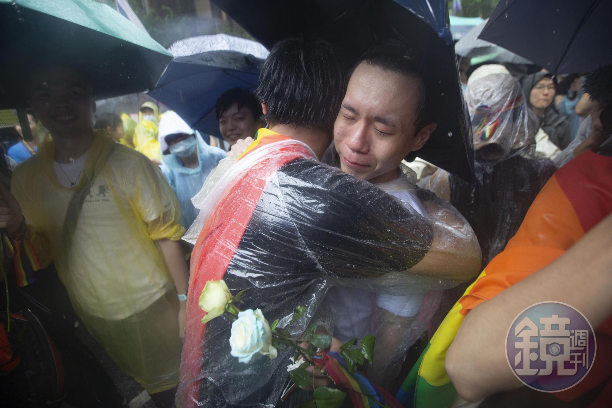 立法院今日表決同婚專法，第4條通過確定了同性可以登記結婚，場外民眾開心擁抱。