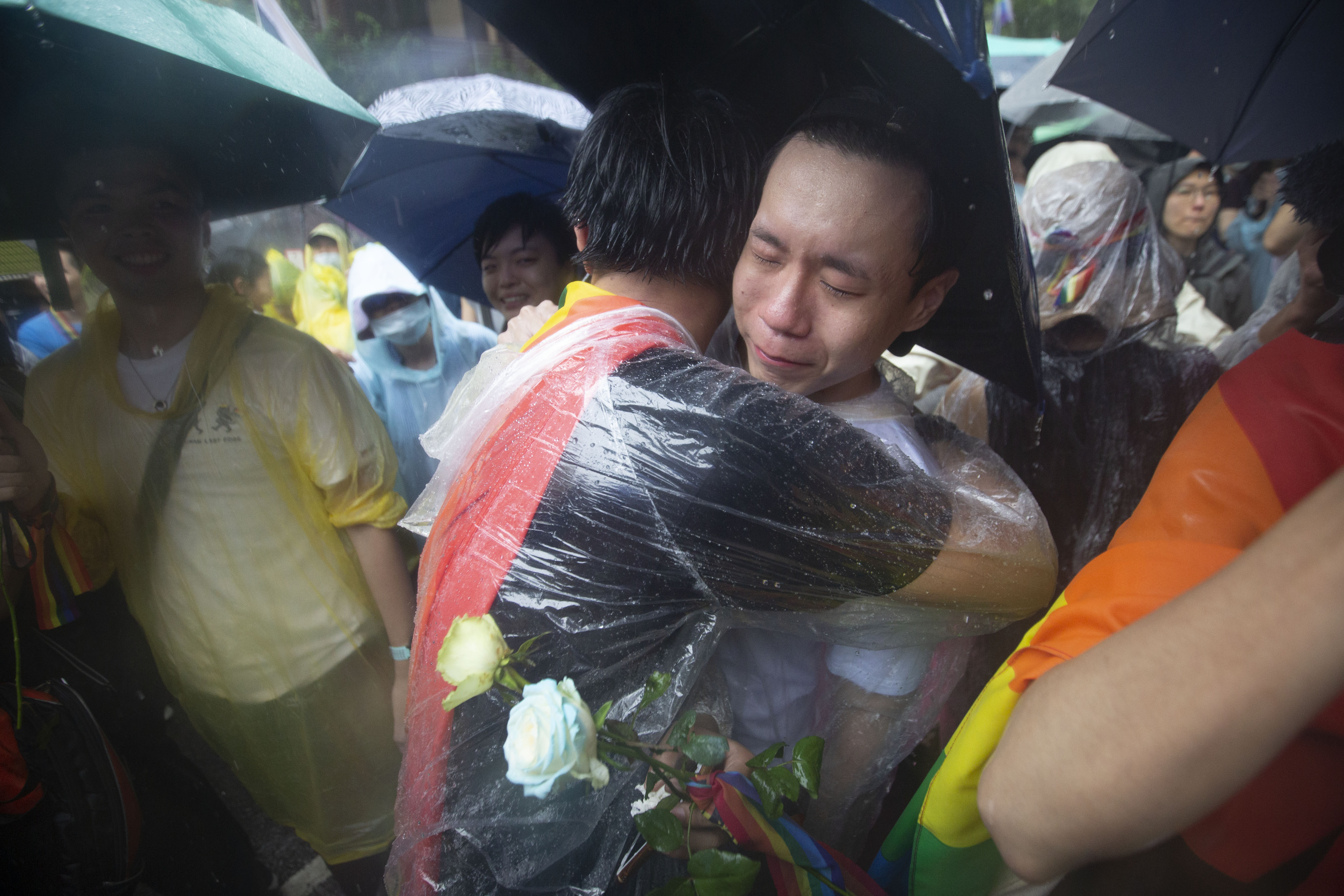 立法院今日表決同婚專法，第4條通過確定了同性可以登記結婚，場外民眾開心擁抱。