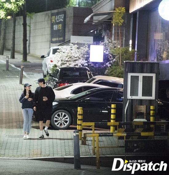 韓媒曝光蘇志燮和女主播約會照片。(翻攝自dispatch)
