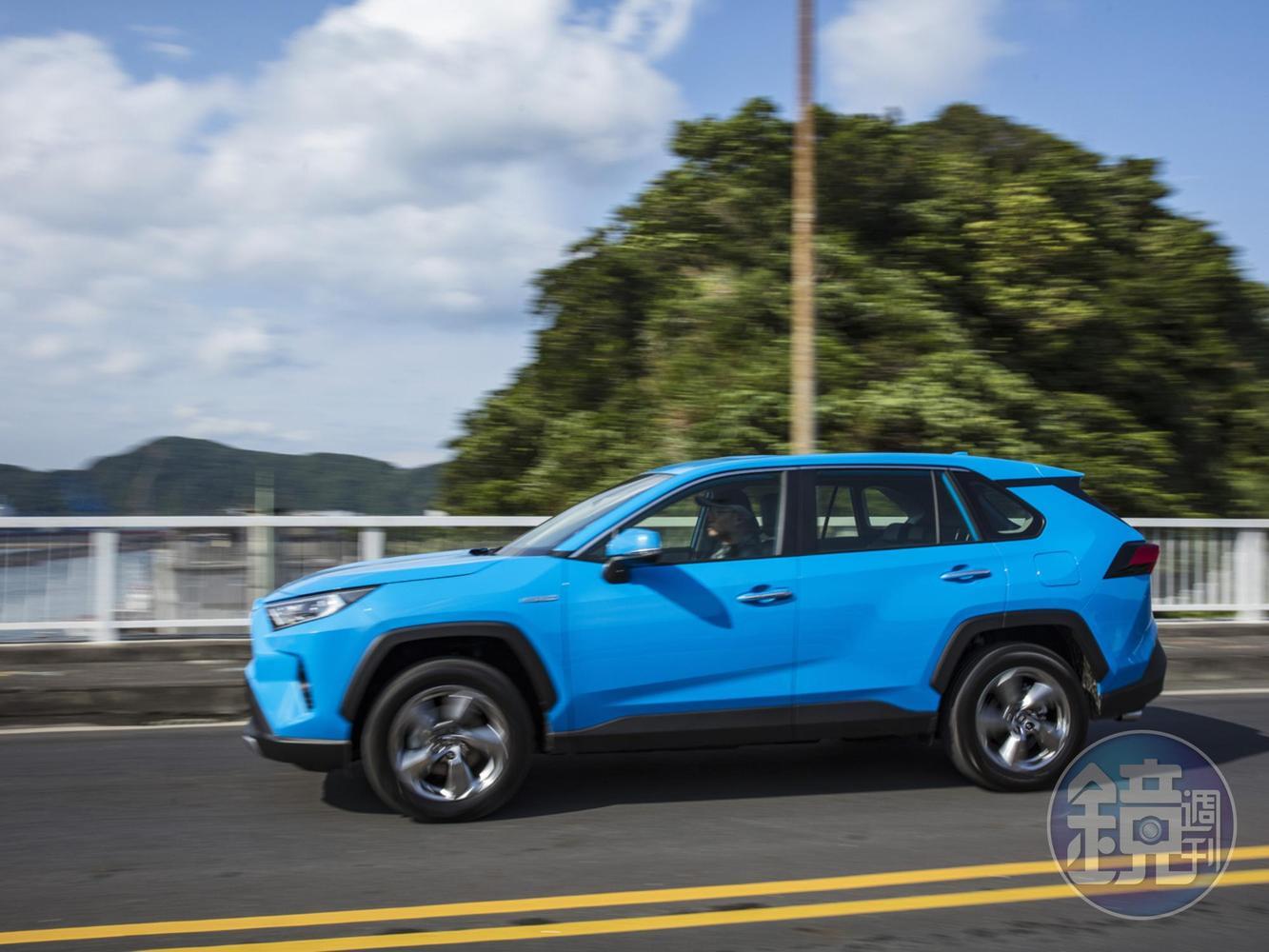 五代RAV4似乎又重新拾回了RV魂，看起來就像是美式皮卡車的縮小版，一個凶悍的小巨人。