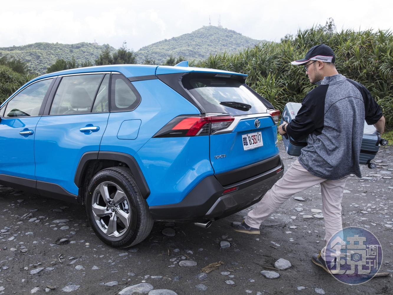 試駕車款標配的感應式電動尾門，雖要花點時間學習，但頗為實用。