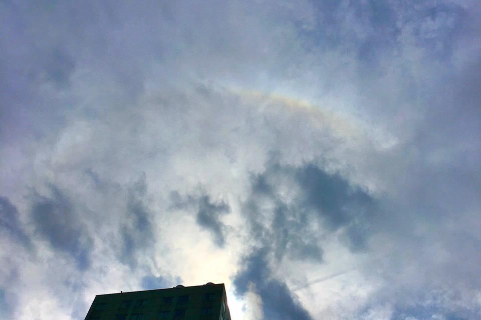 立法院的天空被捕捉到放晴、彩虹出現的美麗時刻。（翻攝自性別平等教育大平台粉絲專頁）