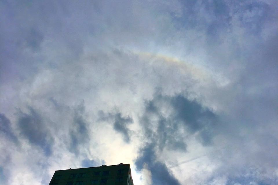 立法院的天空被捕捉到放晴、彩虹出現的美麗時刻。（翻攝自性別平等教育大平台粉絲專頁）