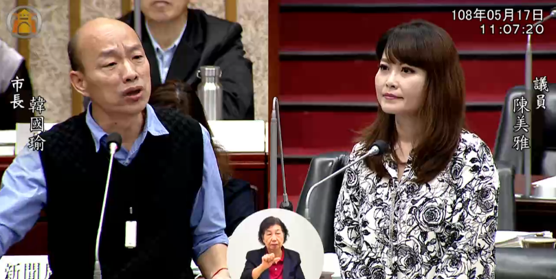 高雄市長韓國瑜（左）今赴議會質詢，回答議員陳美雅（右）提出的問題。
