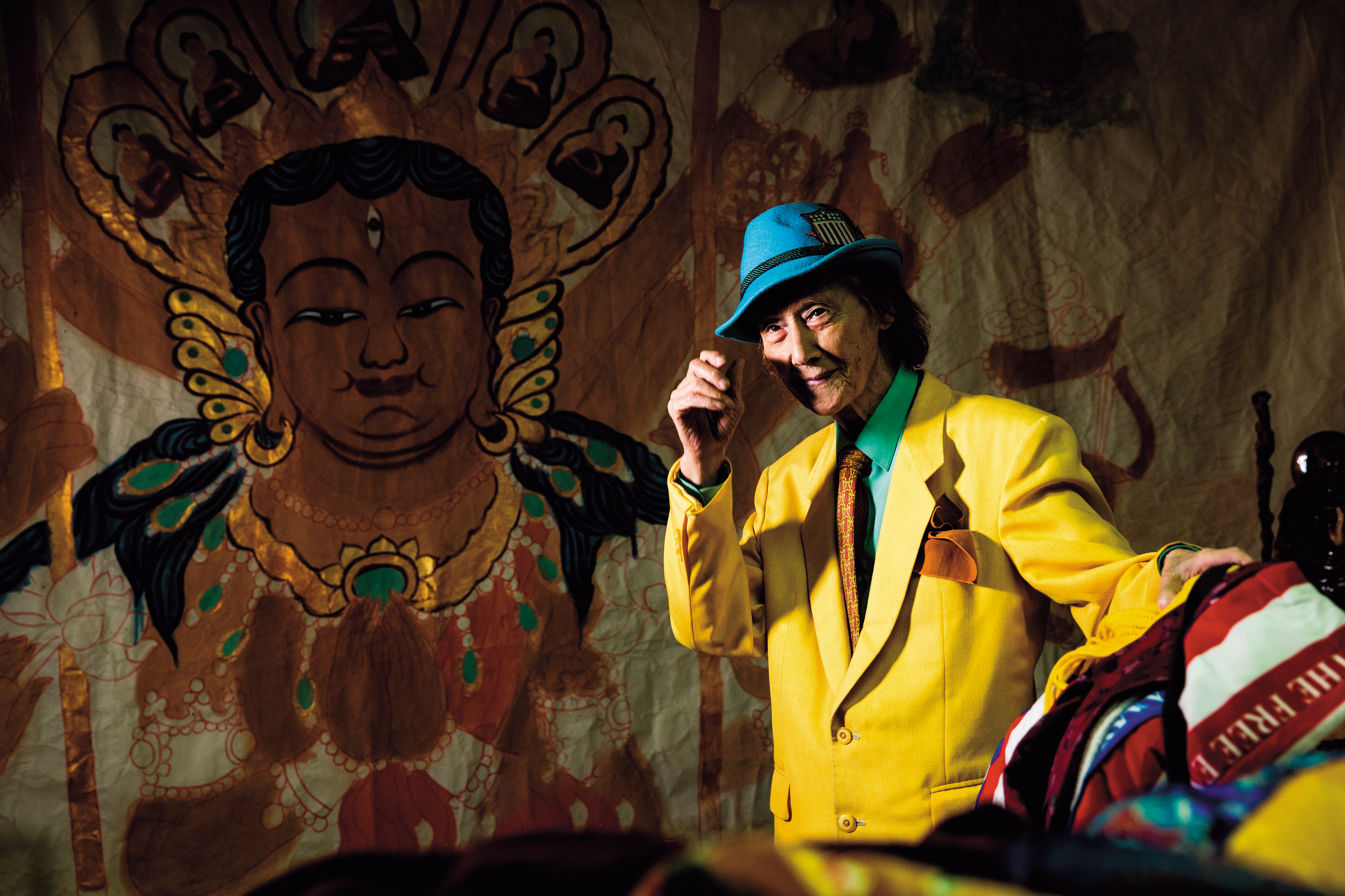 夏華達為虔誠佛教徒，他在舞台上實踐佛法，色即是空，空即是色。自家牆上佛畫亦為自己親繪。