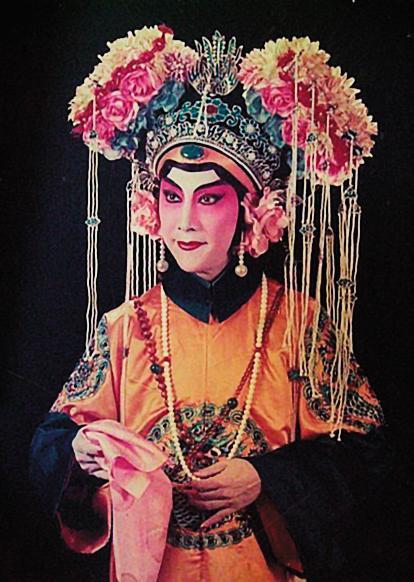 夏華達中美混血，老外唱京戲，30年代在中國有「美國花旦」的稱號。