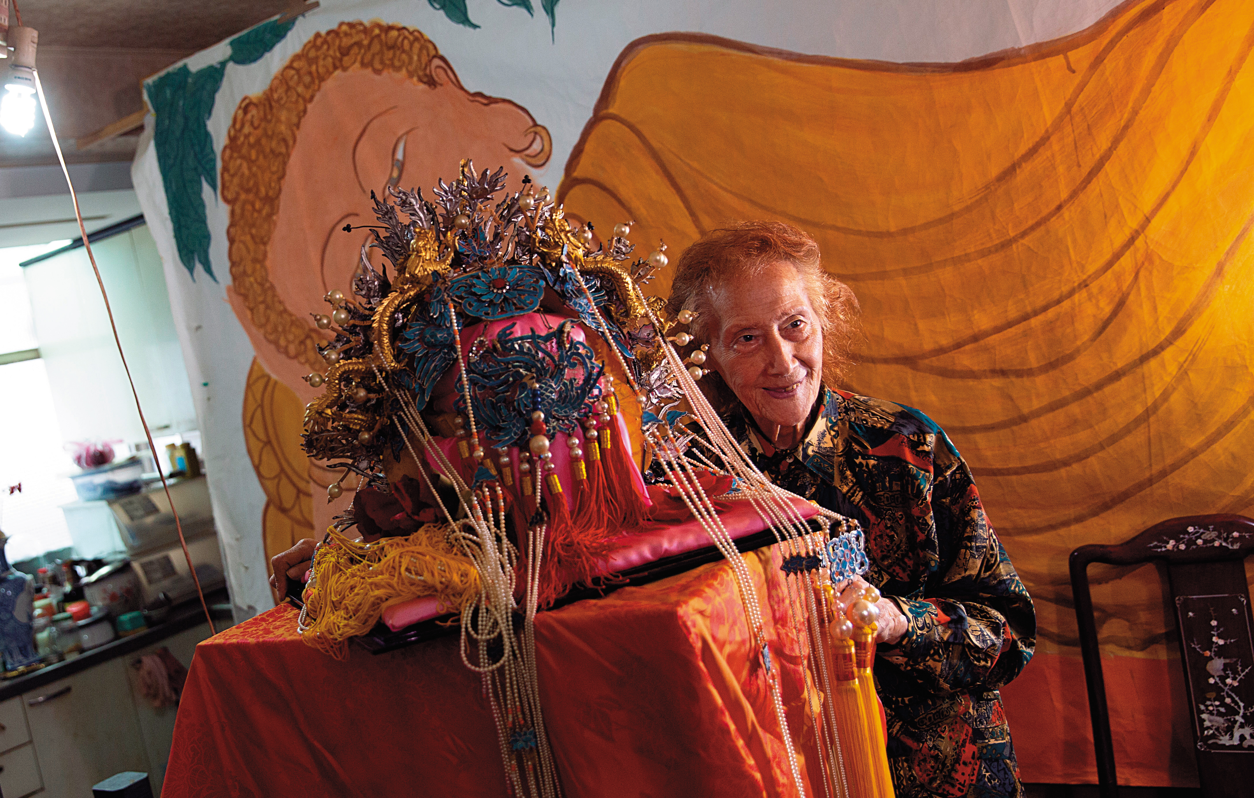 夏華達花百兩銀子請紫禁城的太監打造點翠鳳冠，他寶貝得不得了，文革期間把鳳冠藏在鄉下，藏在棺材中。