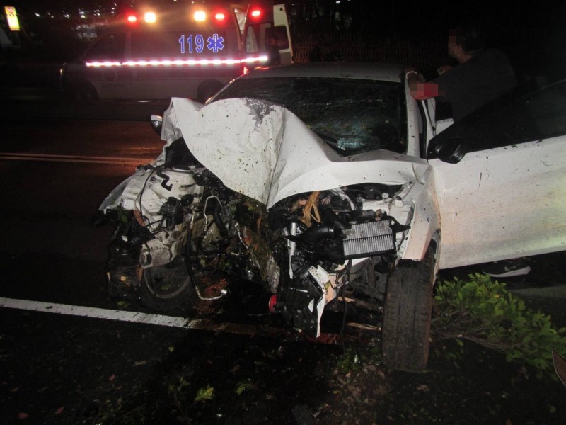 因撞擊力道猛烈，自小客車頭嚴重凹陷受損。（警方提供）