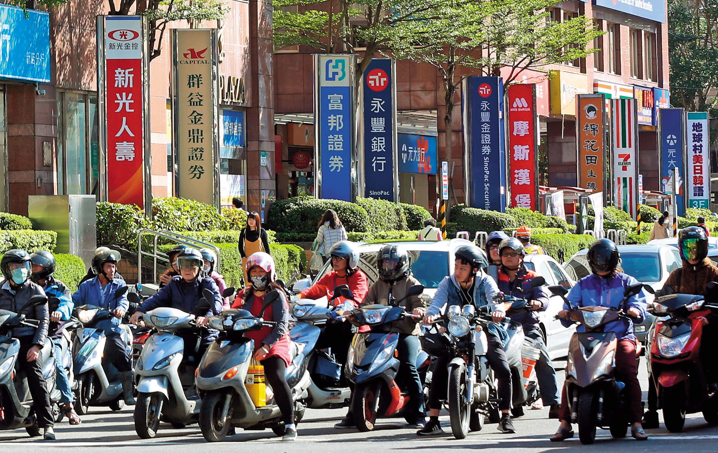 ETN是證券商掛牌的「債券」，投資人買進ETN，等於借錢給證券商使用。