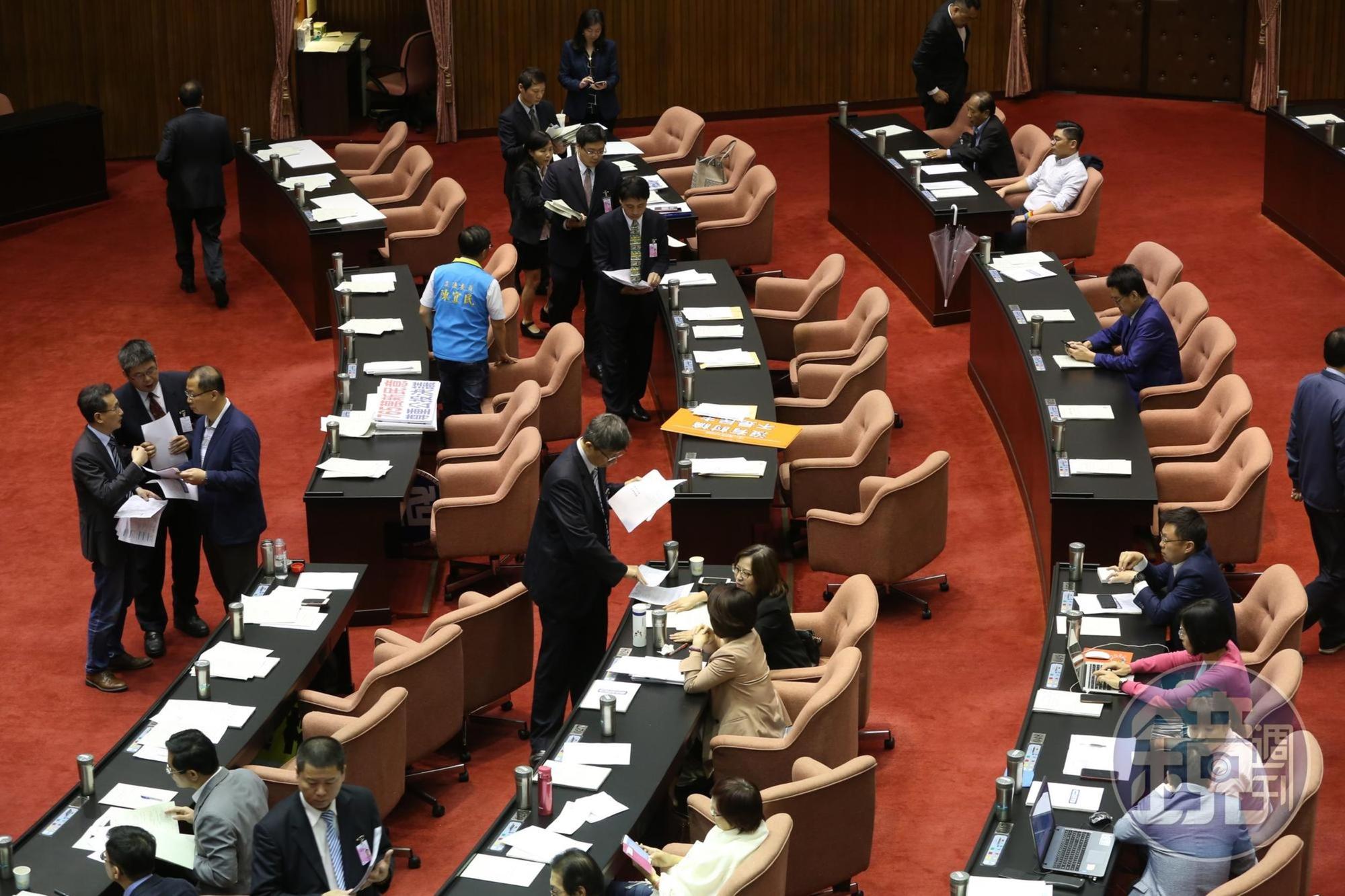 立法院院會今(17日)三讀同婚專法通過。