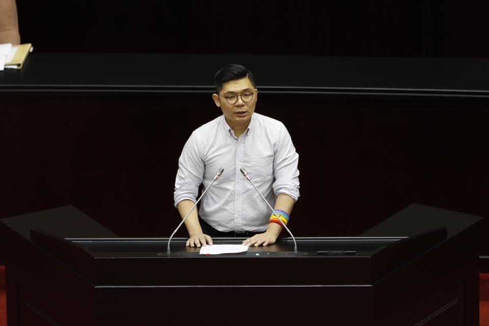 國民黨立委許毓仁認為同婚議題不該為政黨所綁架，投下同意票。（翻攝自許毓仁粉絲專頁）