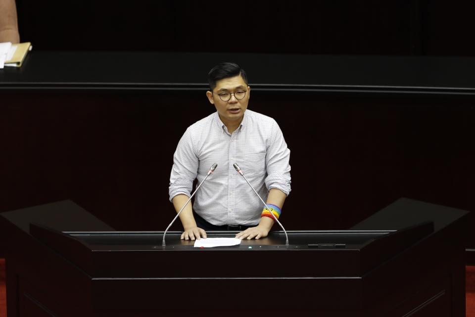 國民黨立委許毓仁認為同婚議題不該為政黨所綁架，投下同意票。（翻攝自許毓仁粉絲專頁）