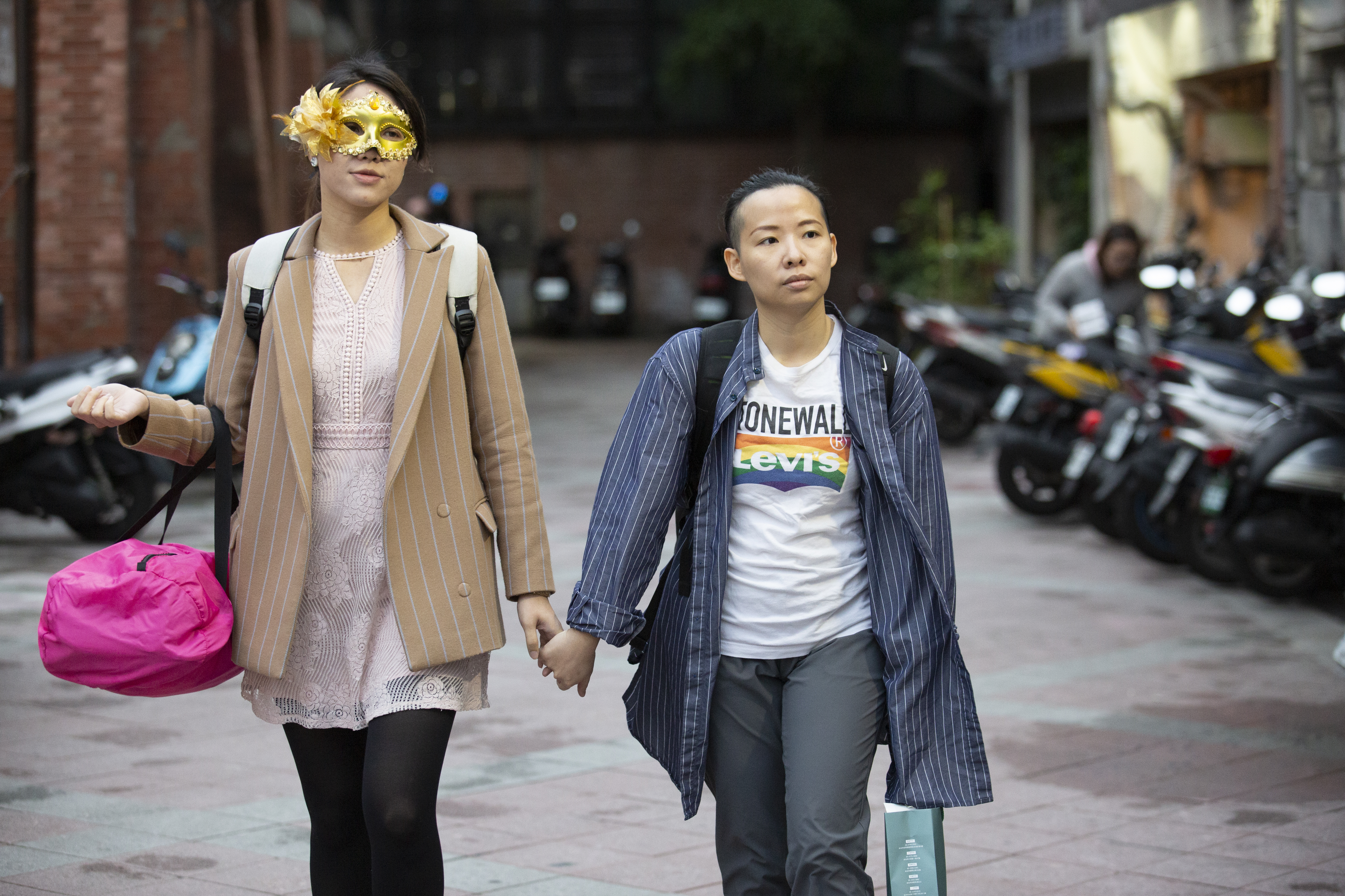 厭世姬(左)與簡莉穎(右)各自經歷人生的苦澀,直到2人相遇了,才發現自己擁有愛與幸福的能力。