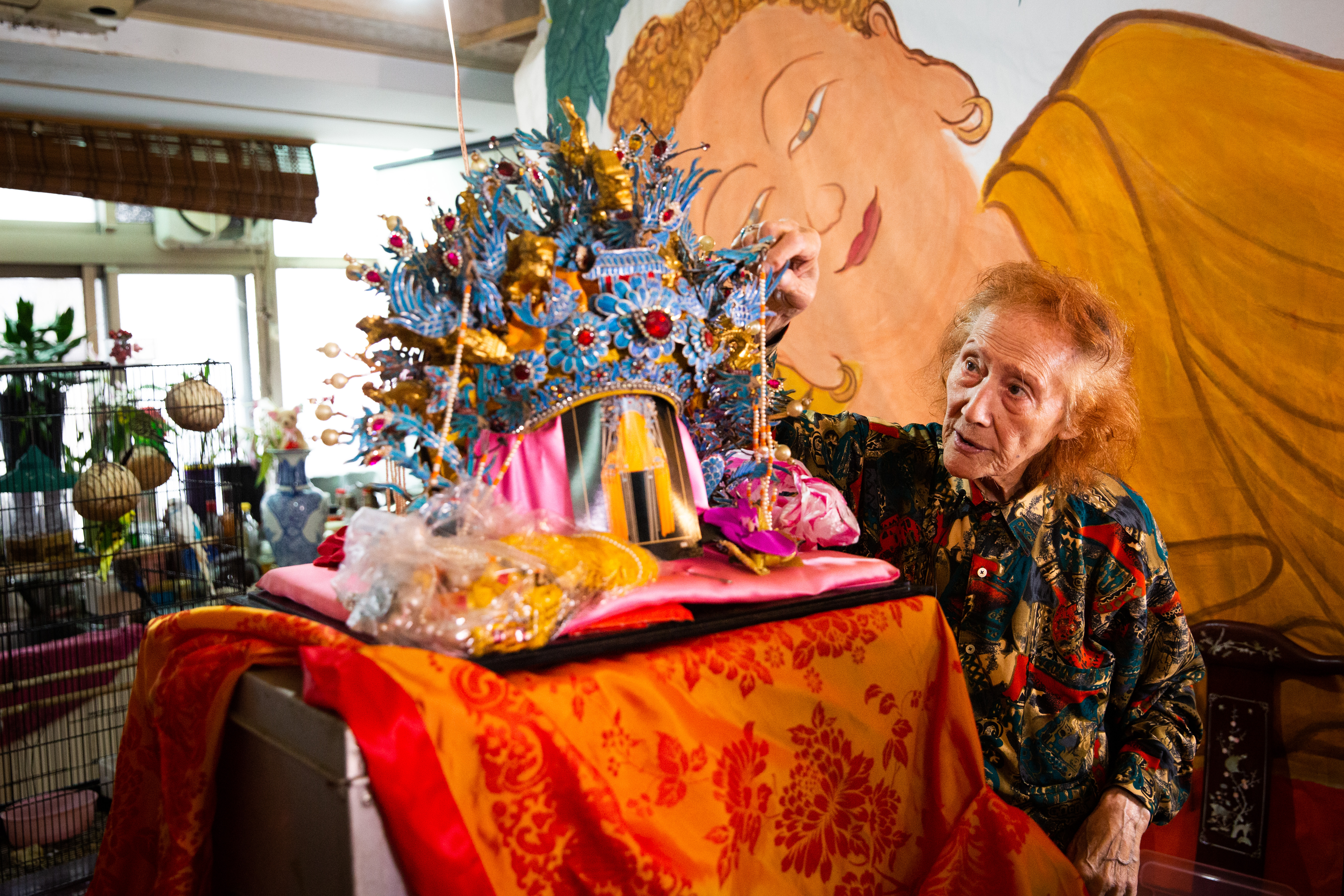  夏華達珍藏著紫禁城太監打造的鳳冠。