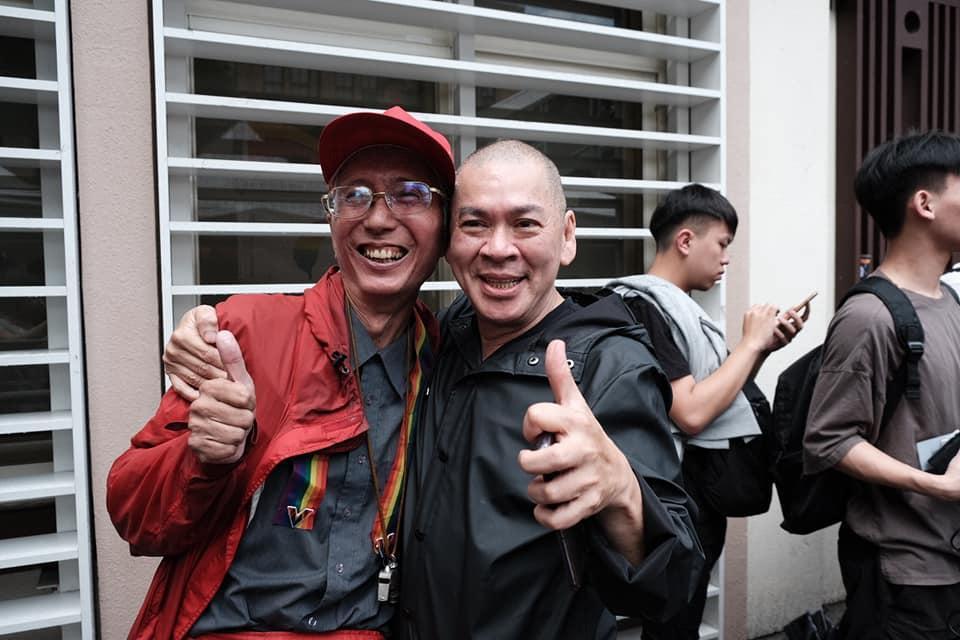 導演蔡明亮下午現身青島東路上的挺同現場，和台灣彩虹老將祈家威（左）相擁。（翻攝自蔡明亮臉書）