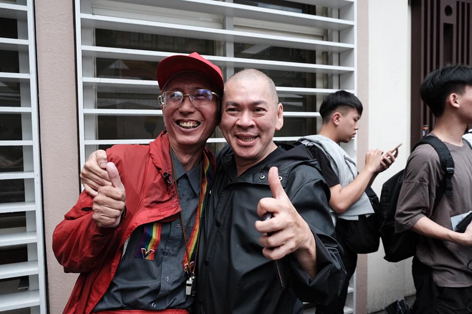 導演蔡明亮下午現身青島東路上的挺同現場，和台灣彩虹老將祈家威（左）相擁。（翻攝自蔡明亮臉書）